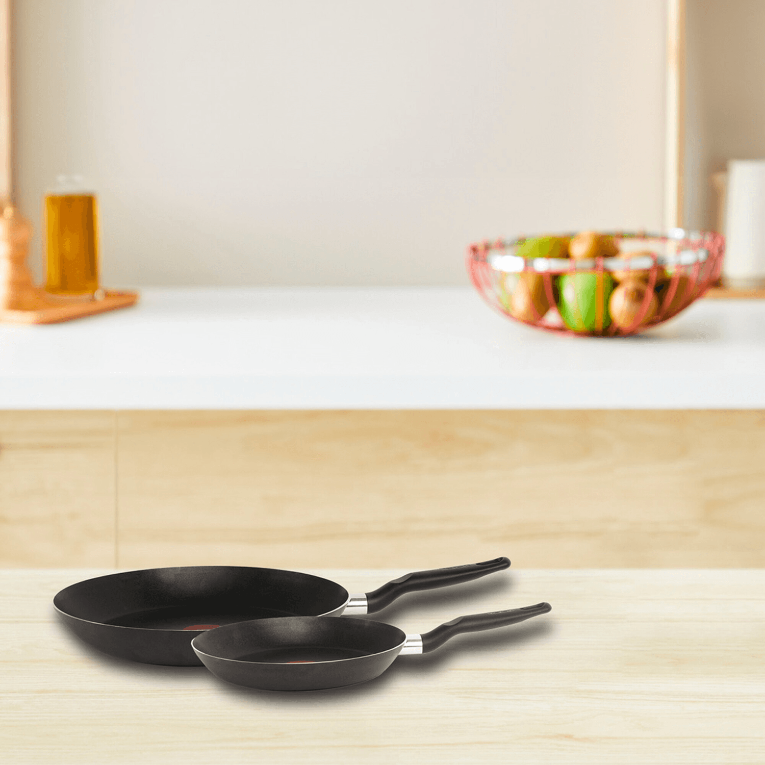Sartenes Tefal 20 y 24 cm sobre una mesada de cocina