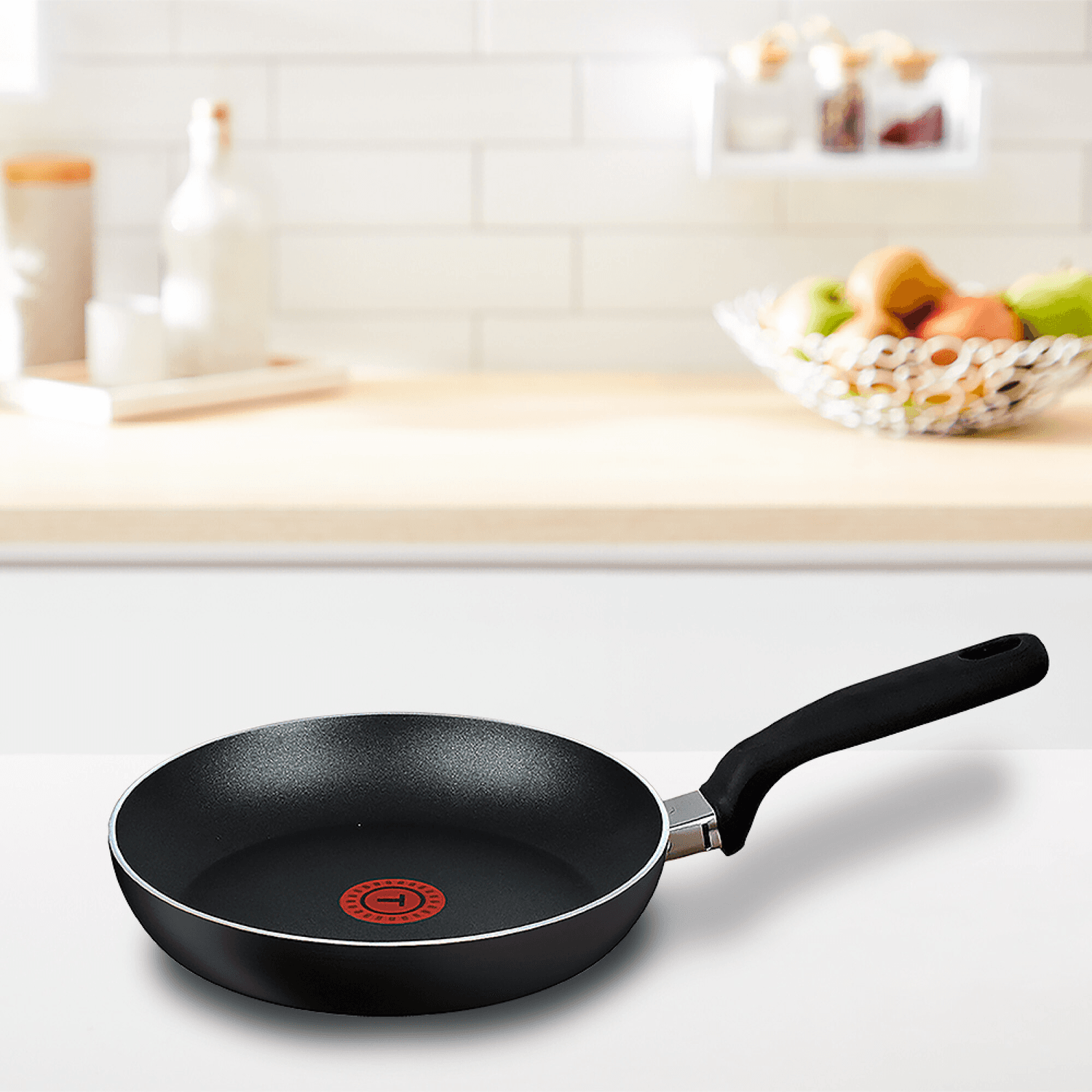 Sartén Tefal Vit de 20 cm sobre una mesada de cocina