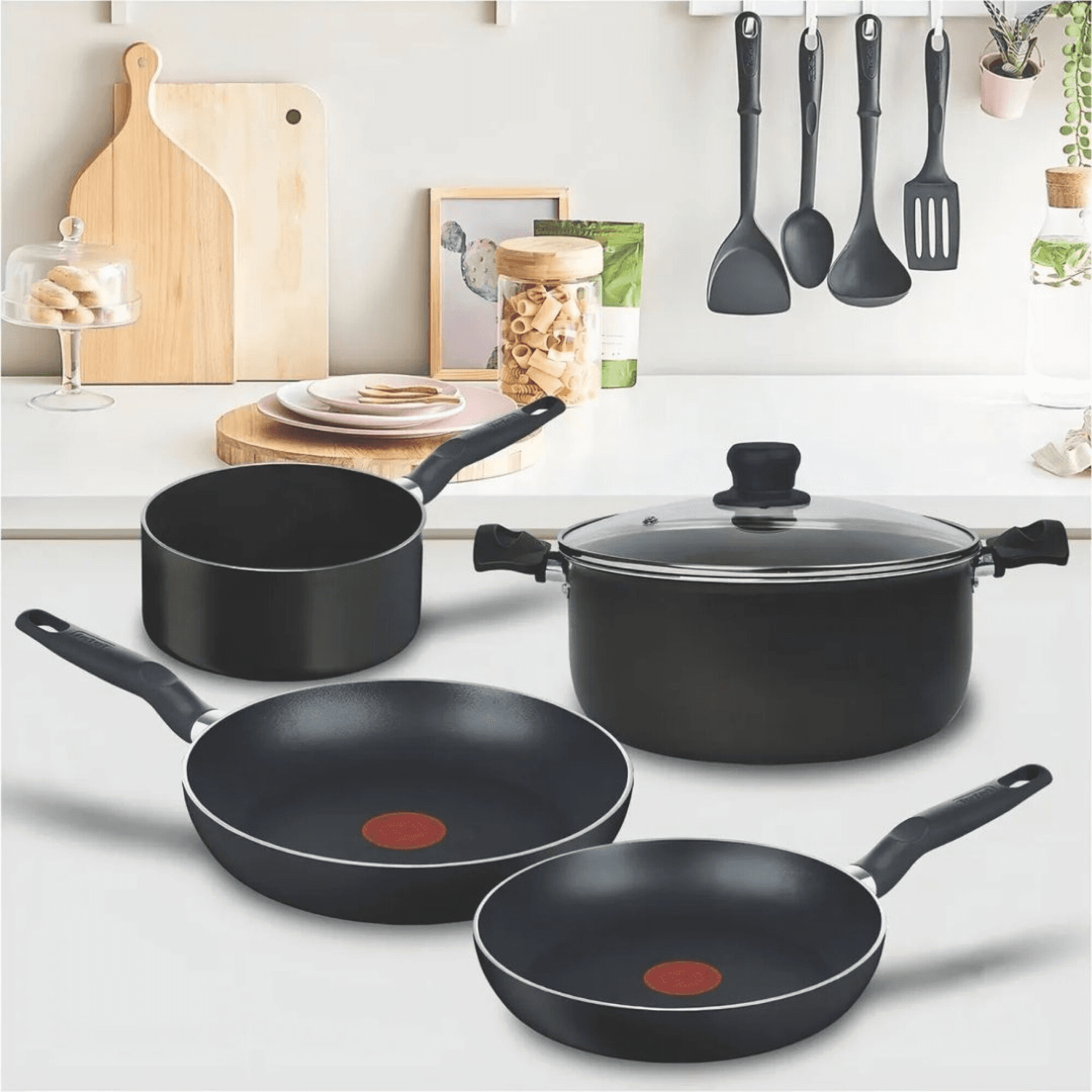 Batería Tefal Vital con olla con tapa, cacerola y dos sartenes sobre una mesada