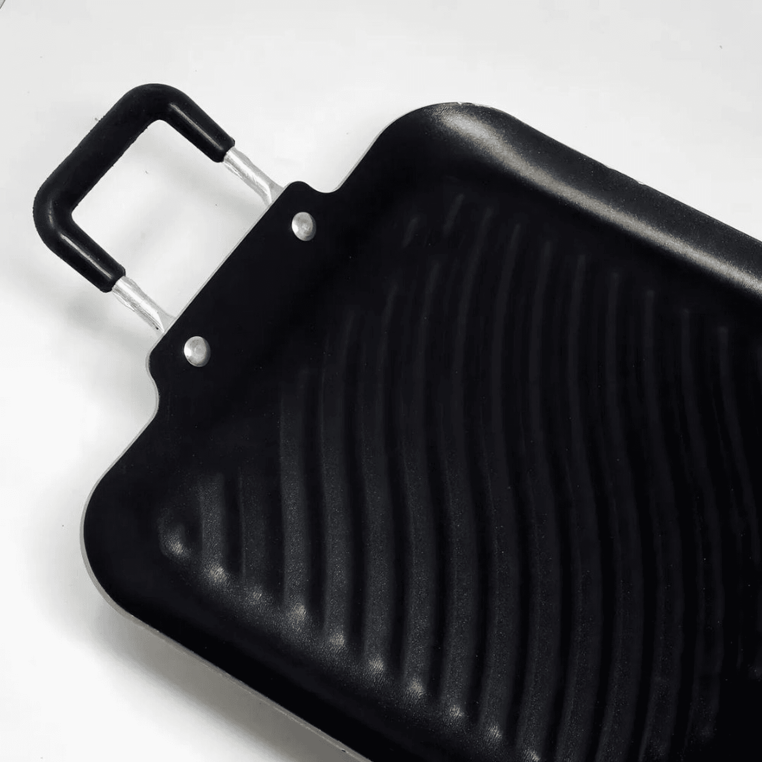 Detalle de la superficie acanalada de la plancha Tefal 39100