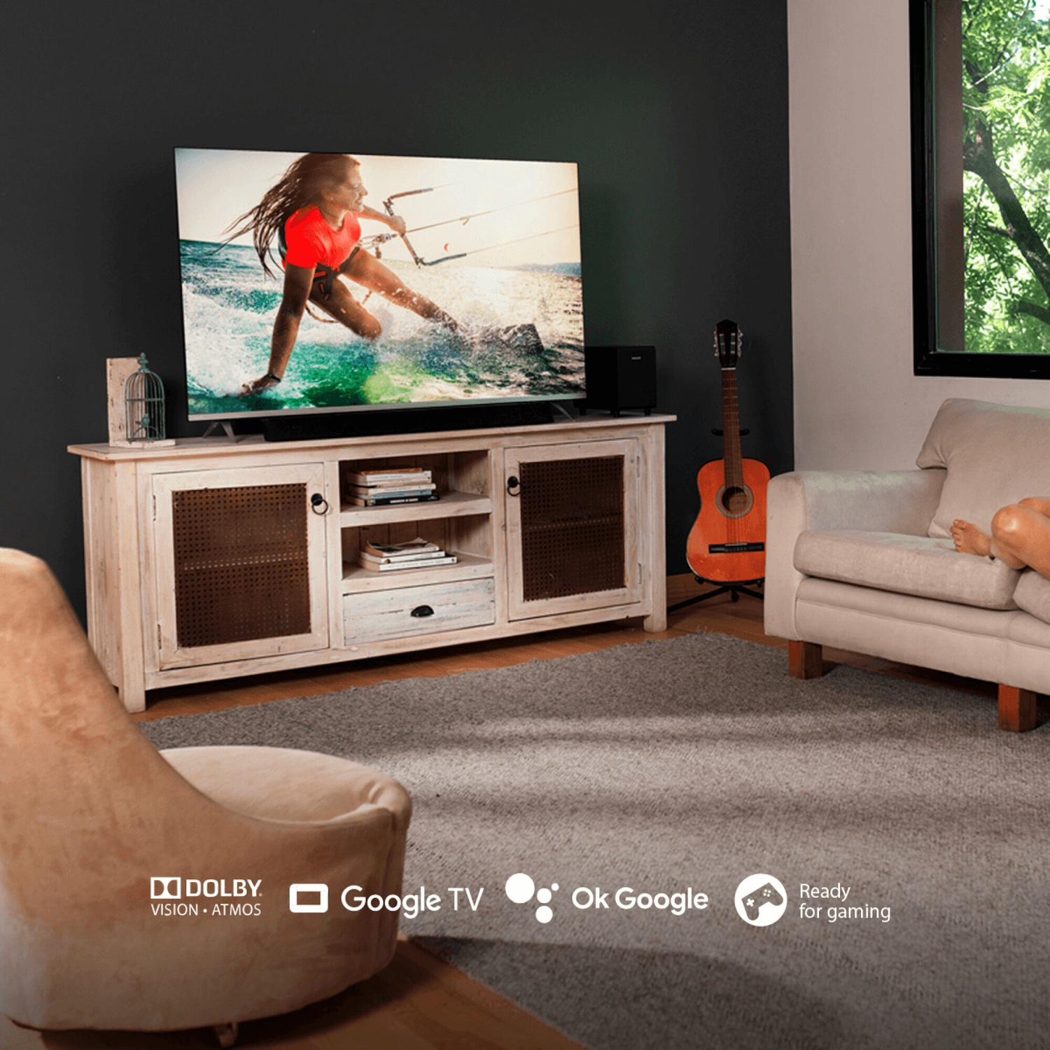 Philips 43PUD740877 en un living con muebles de madera