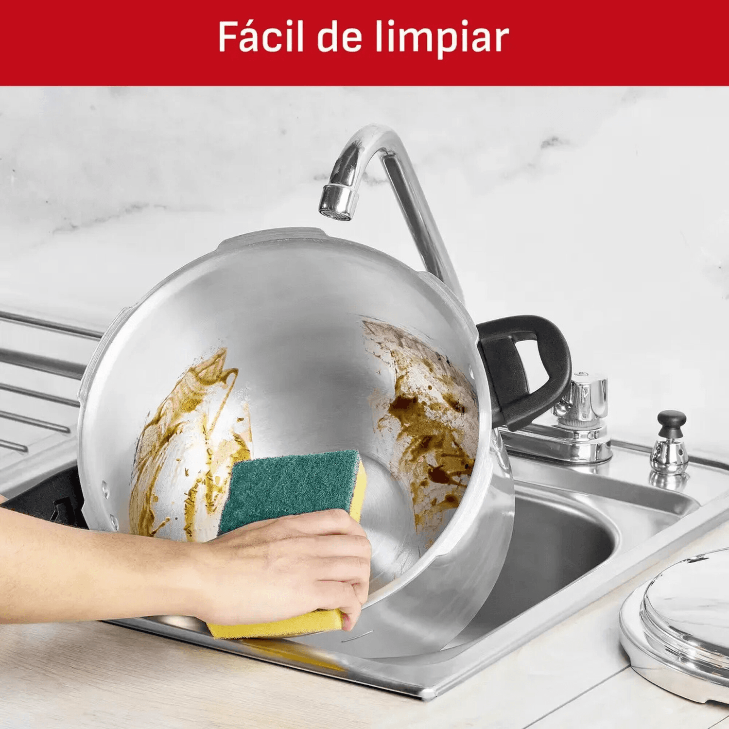 Interior de aluminio de la olla Tefal 92180PC siendo limpiado