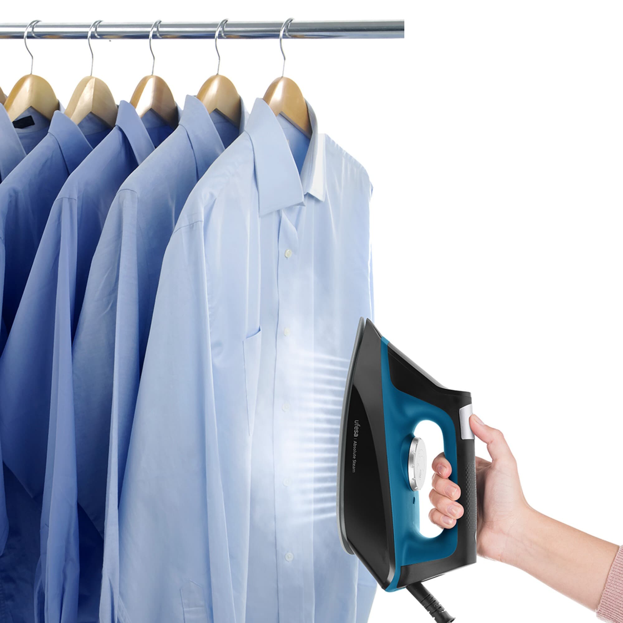 Planchado vertical de camisas colgadas con Ufesa Absolute Steam