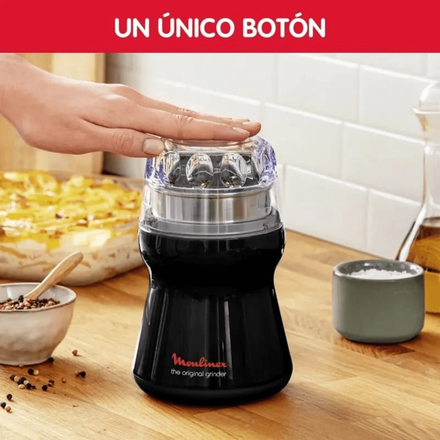 Mano presionando el botón del molinillo Moulinex AR110830