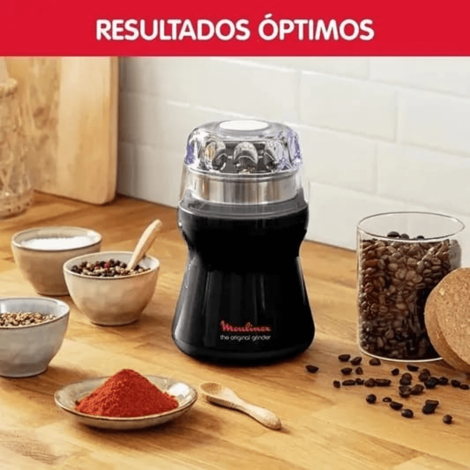 Molinillo Moulinex AR110830 con especias y granos de café sobre la mesada