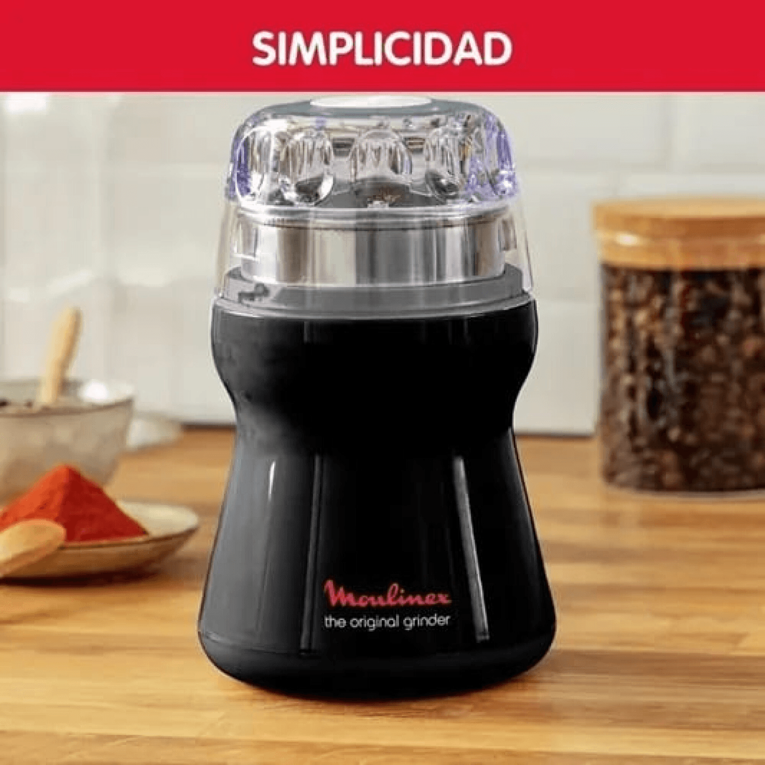 Molinillo de café Moulinex AR110830 negro junto a un frasco de granos