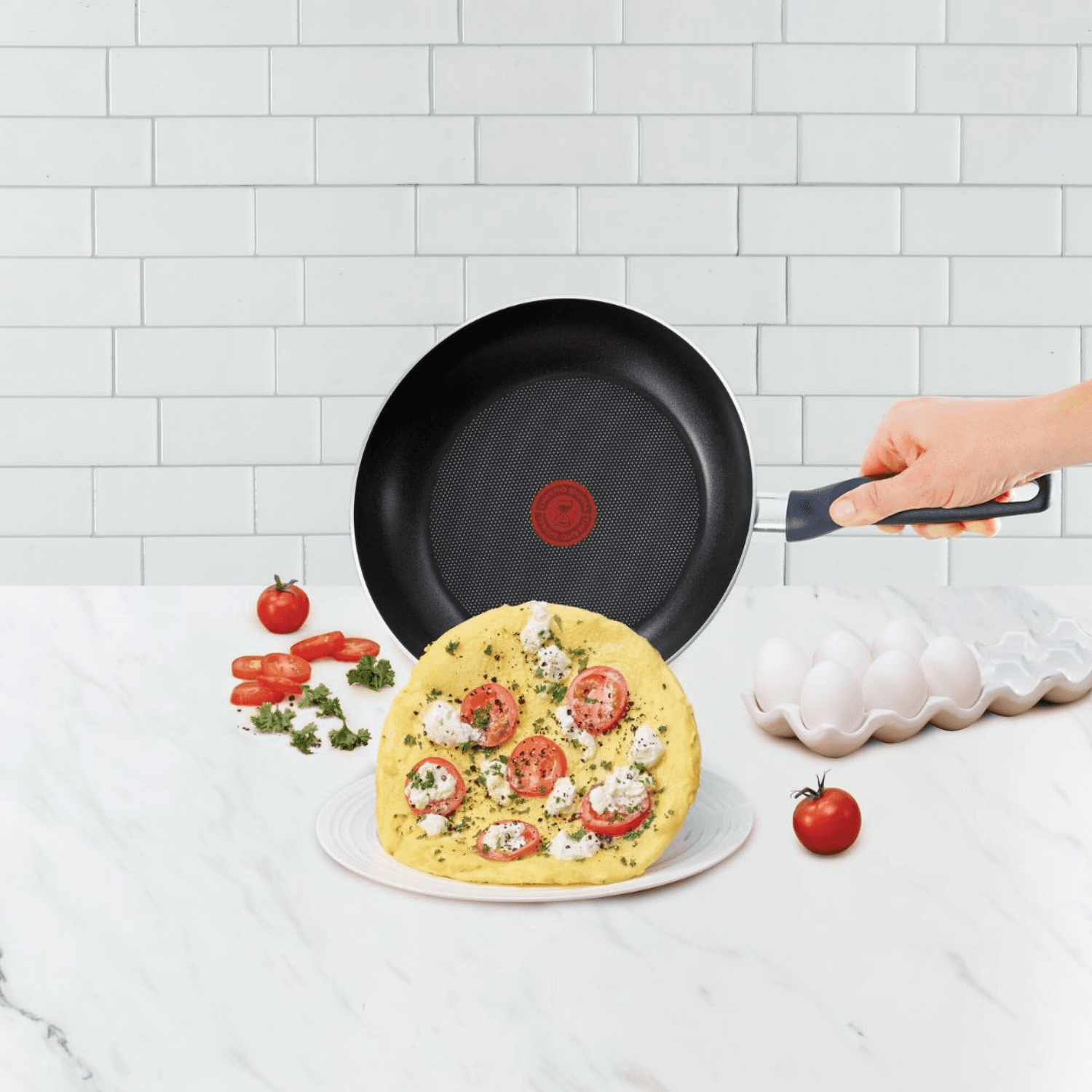 Sartén Tefal con una tortilla en una mesada de cocina