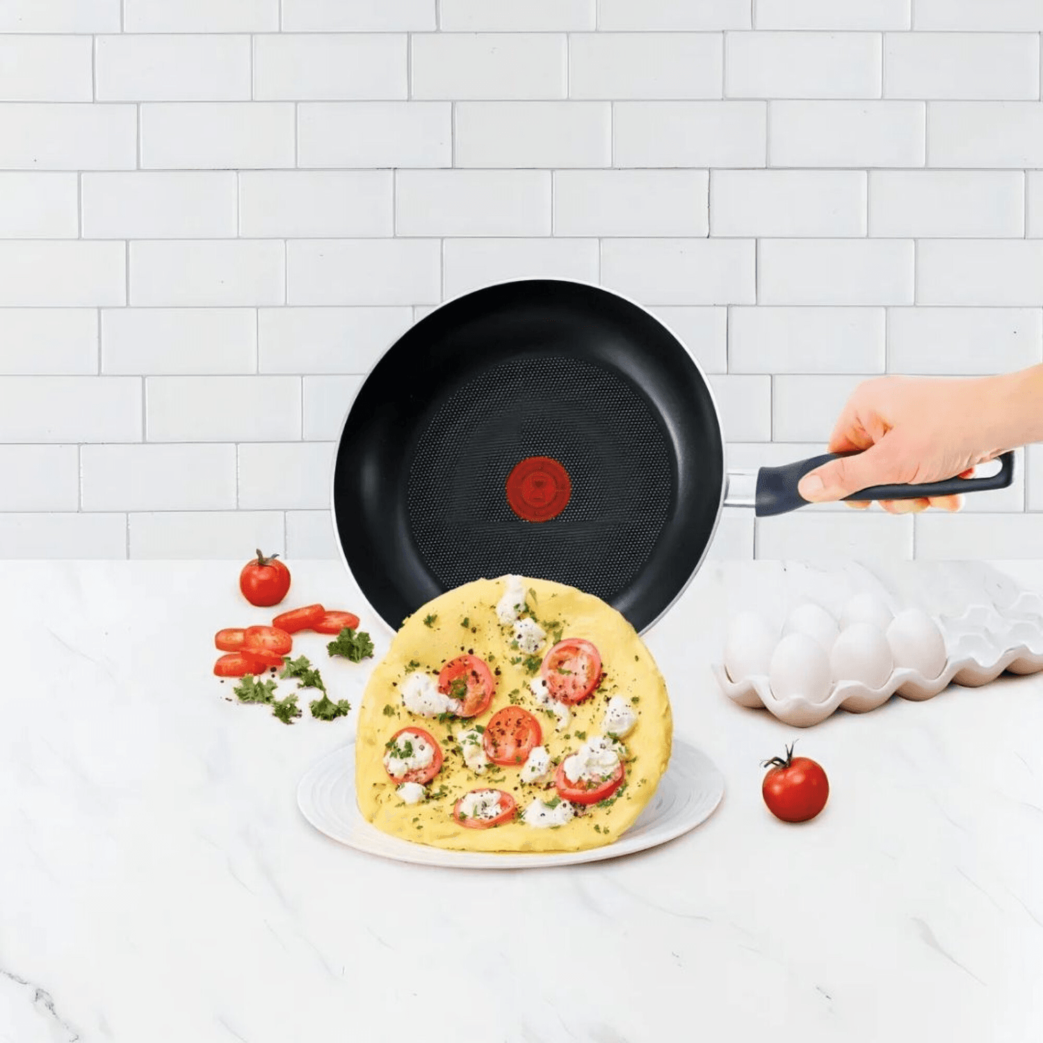 Sartén Tefal con una tortilla en una mesada de cocina