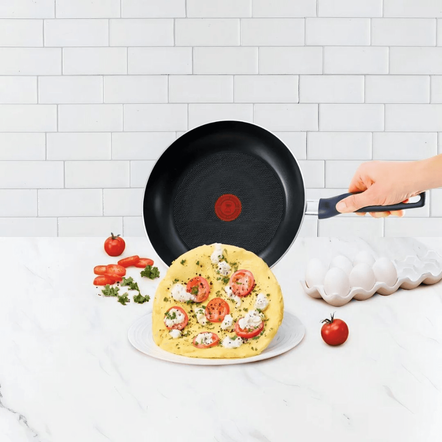 Sartén Tefal con una tortilla en una mesada de cocina