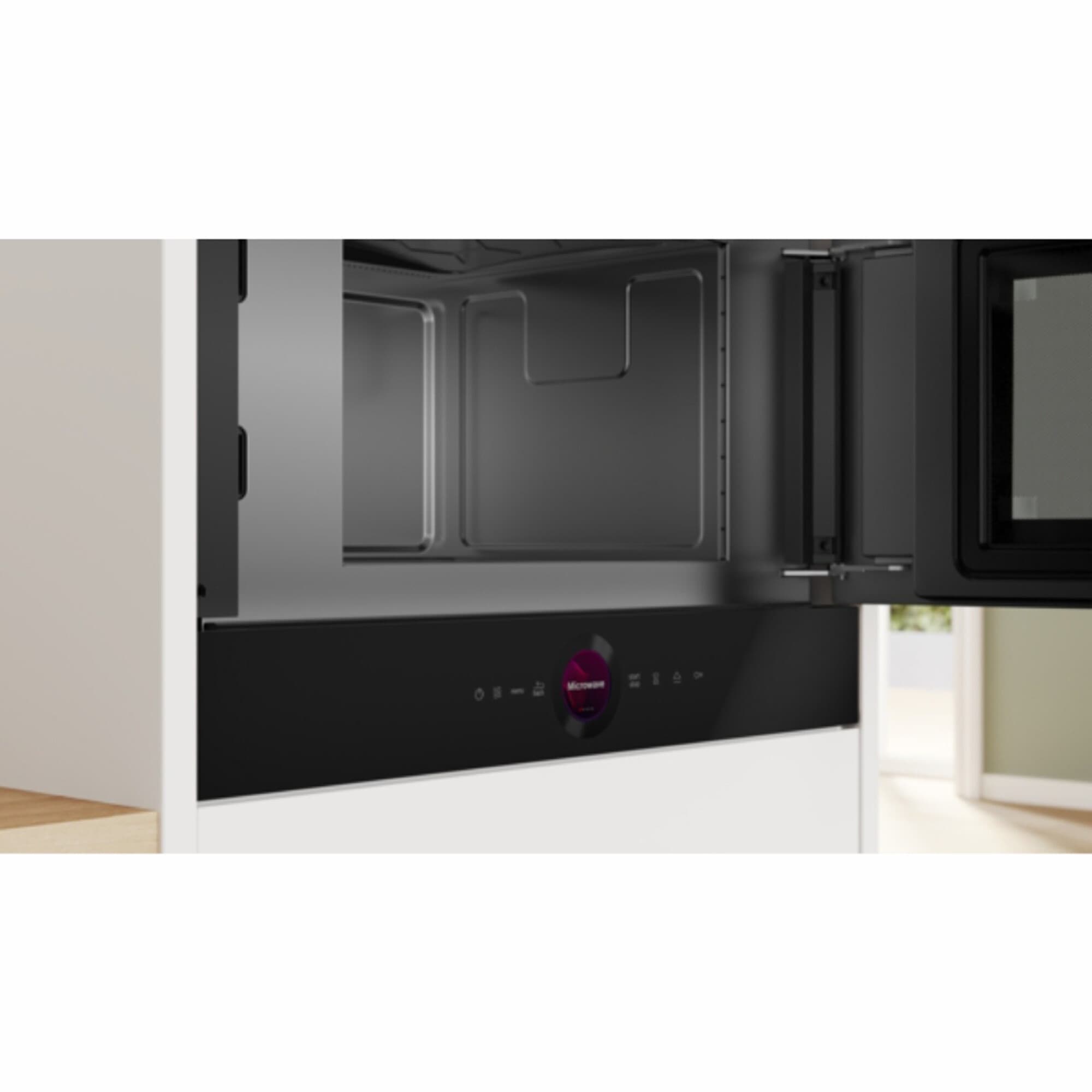 Interior del microondas Bosch BFR7221B1 con la puerta abierta