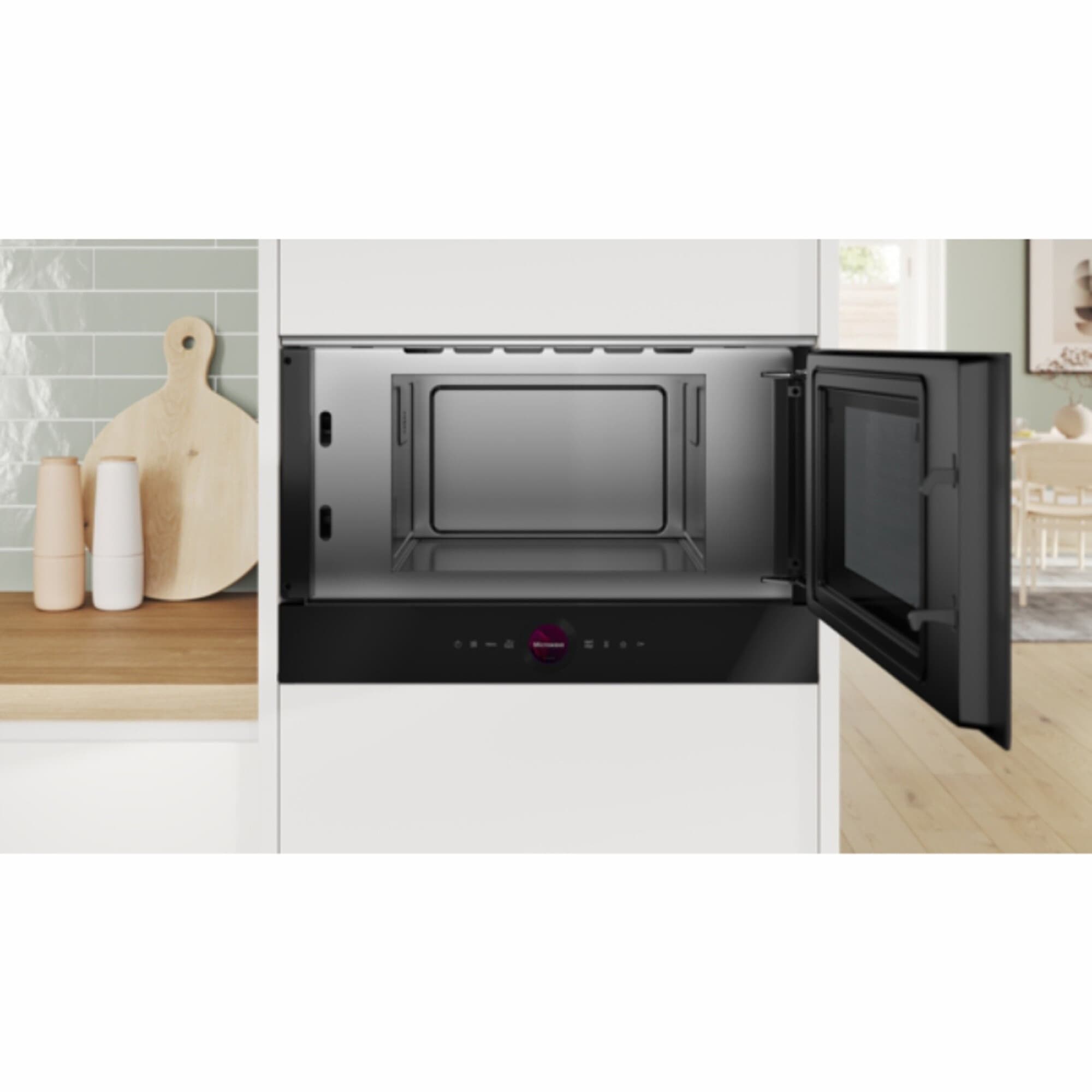 Microondas Bosch BFR7221B1 empotrado en un mueble de cocina