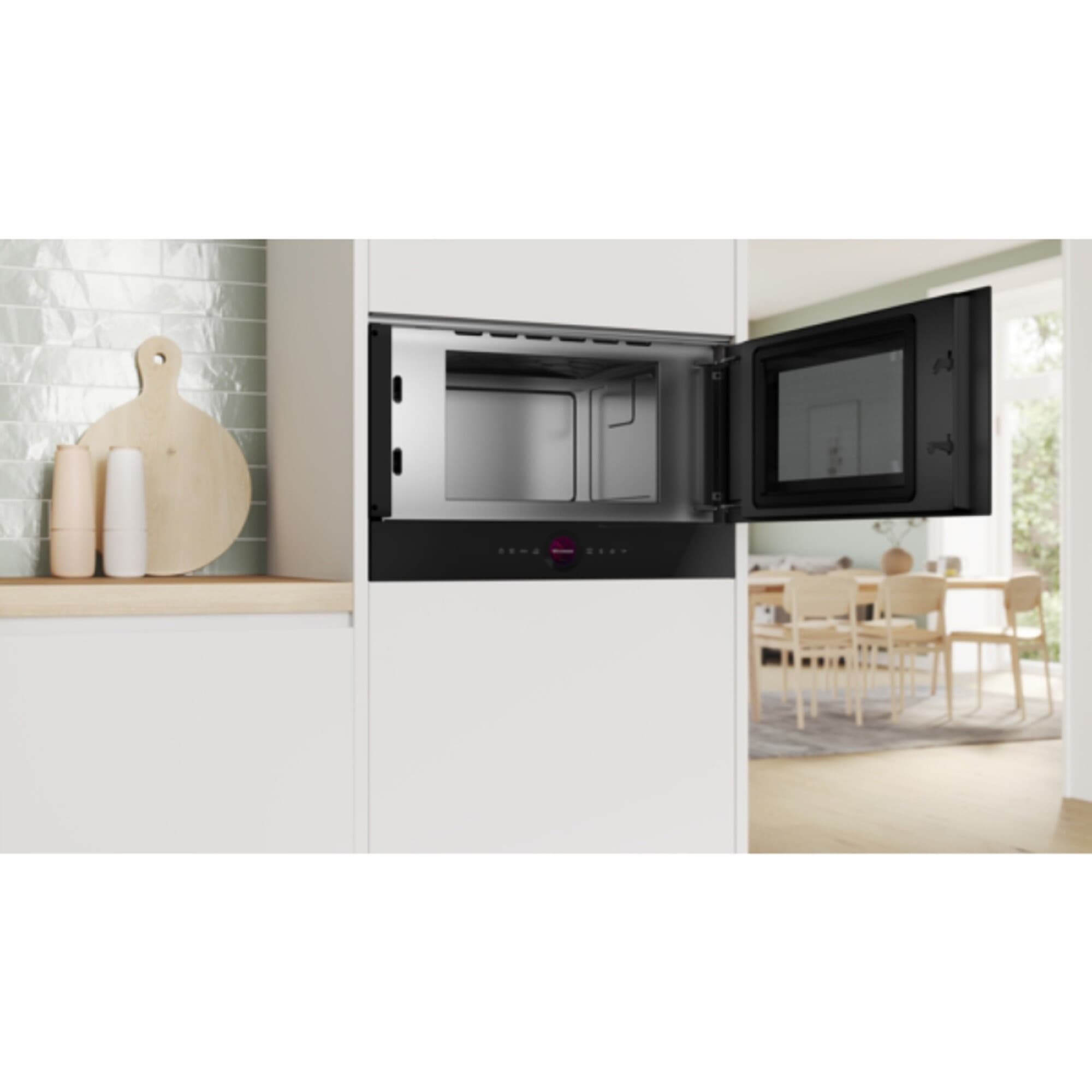 Bosch BFR7221B1 abierto, instalado en mueble de cocina
