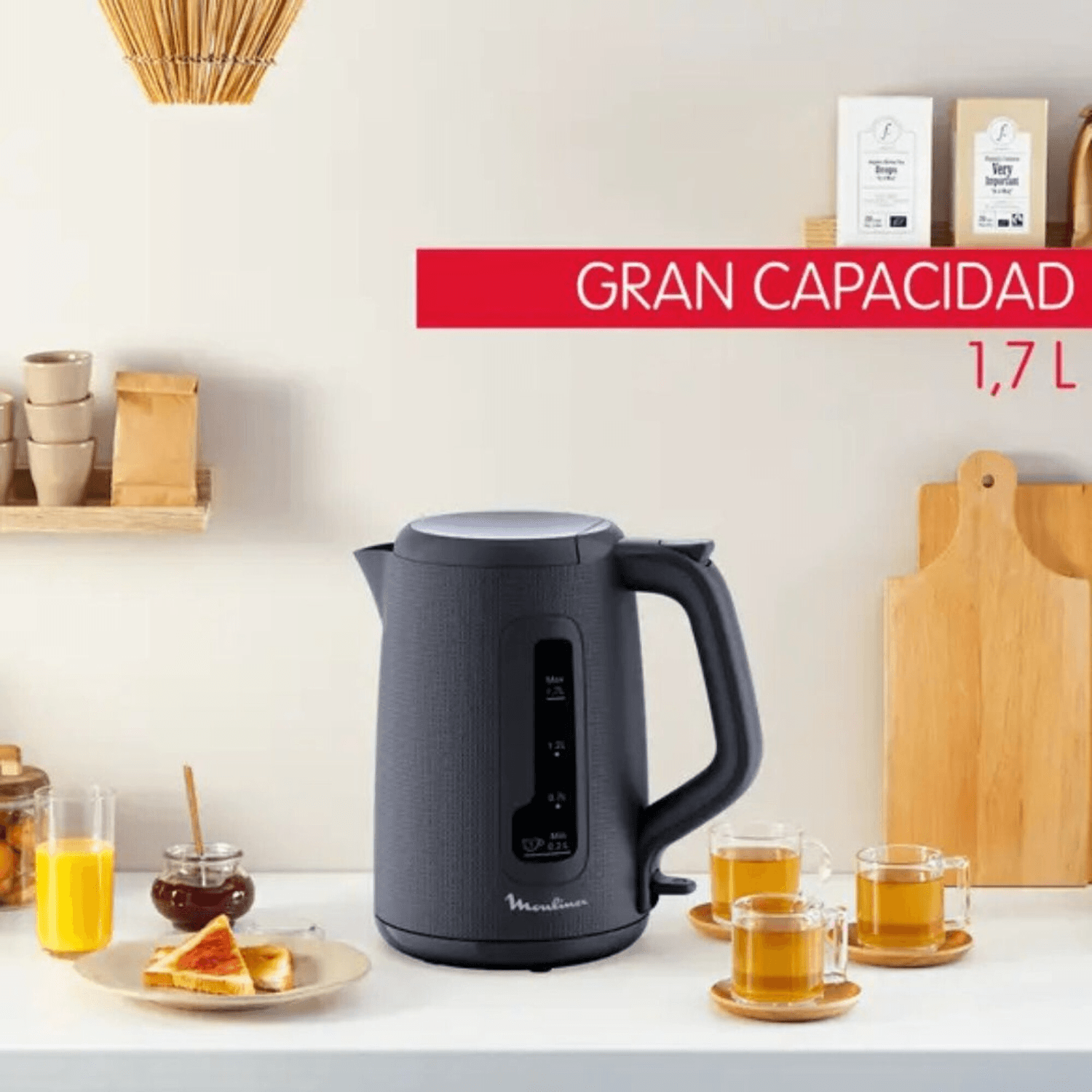 Jarra eléctrica Moulinex Morning BY2M0810 sobre una mesada con desayuno