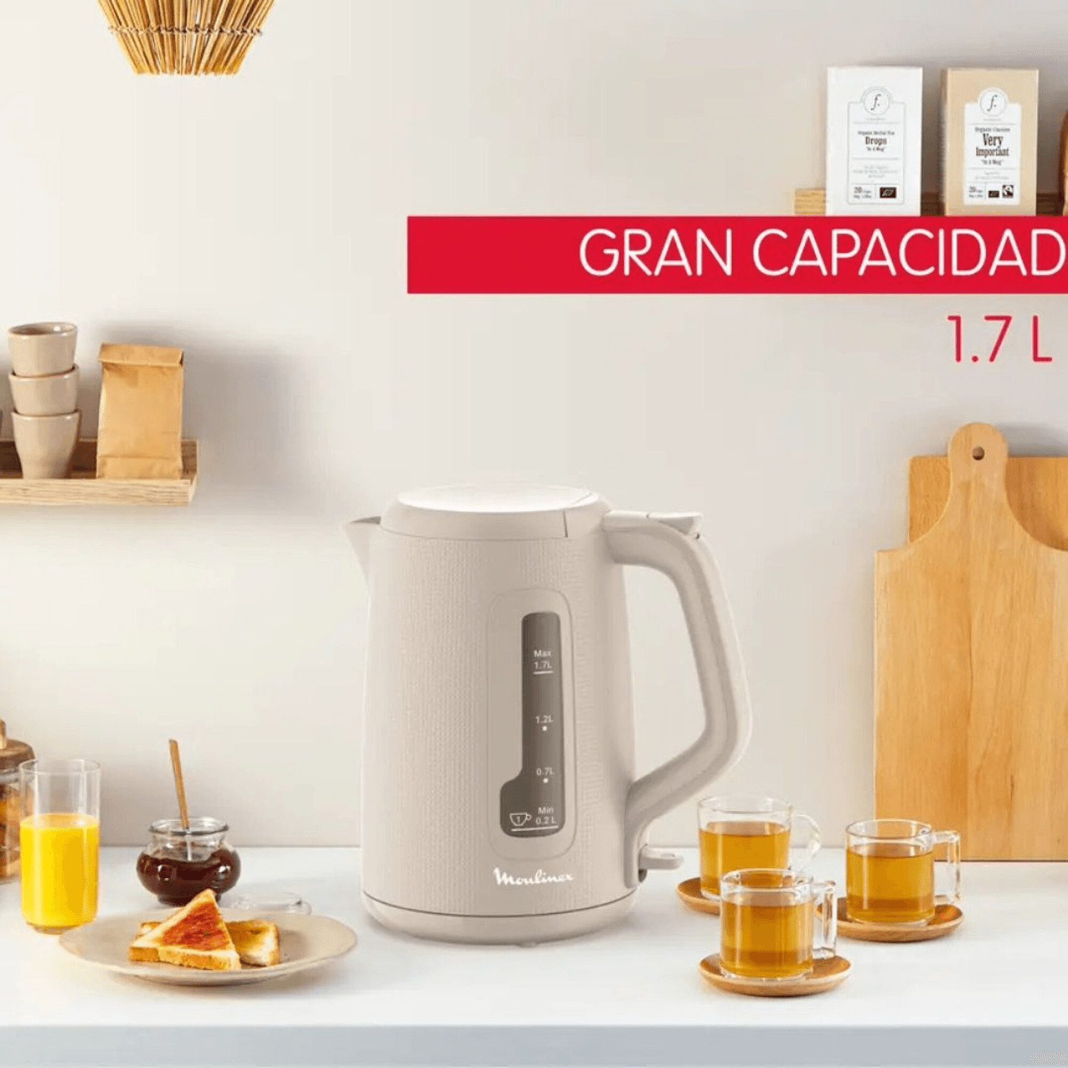 Jarra eléctrica Moulinex Morning beige sobre una mesada con desayuno