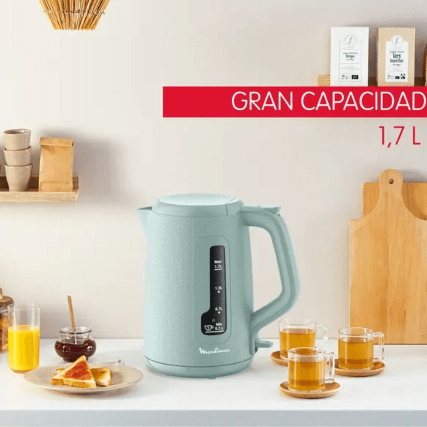 Jarra eléctrica Moulinex BY2M1310 verde sobre una mesada con desayuno