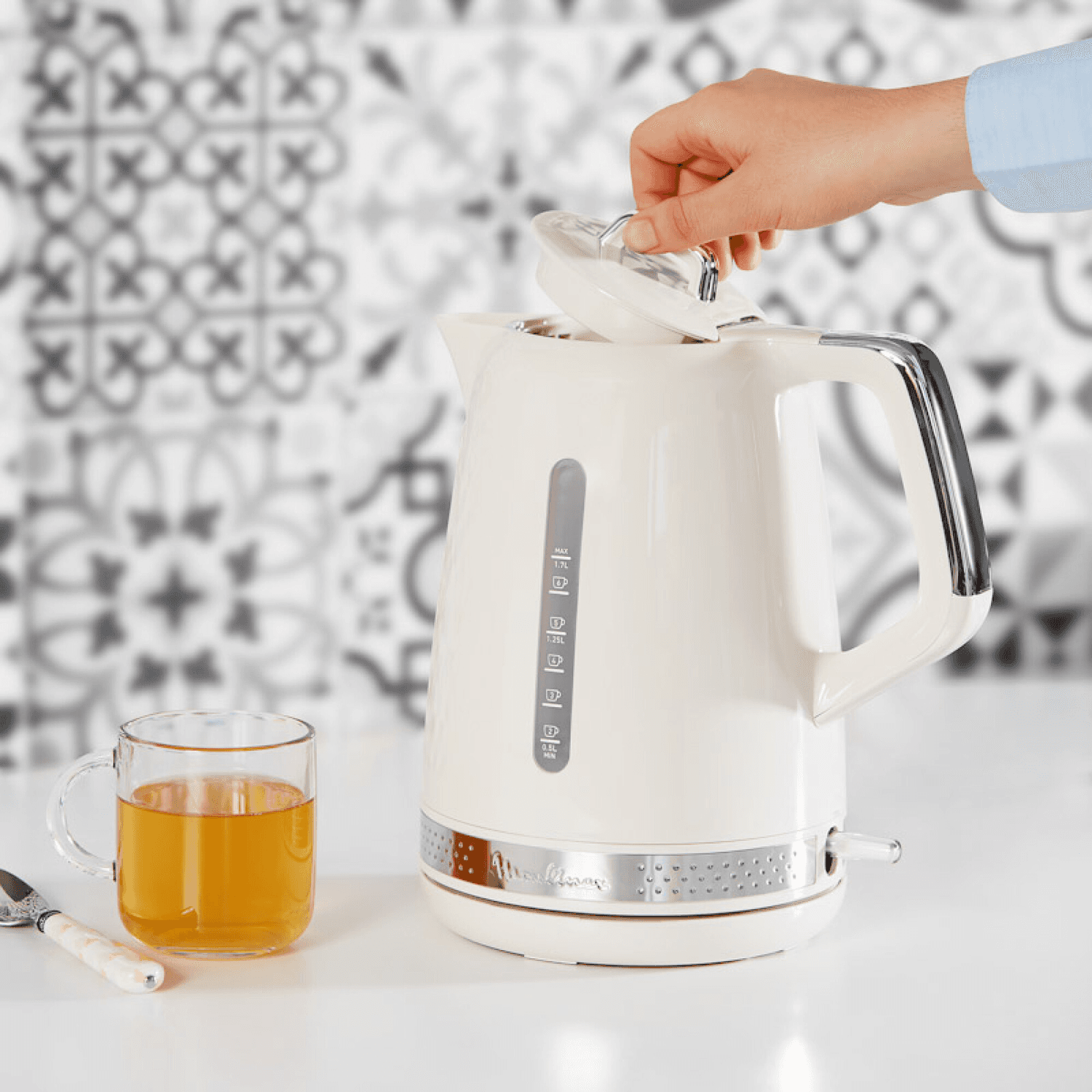 Jarra eléctrica Moulinex Soleil BY320A10 junto a una taza de té