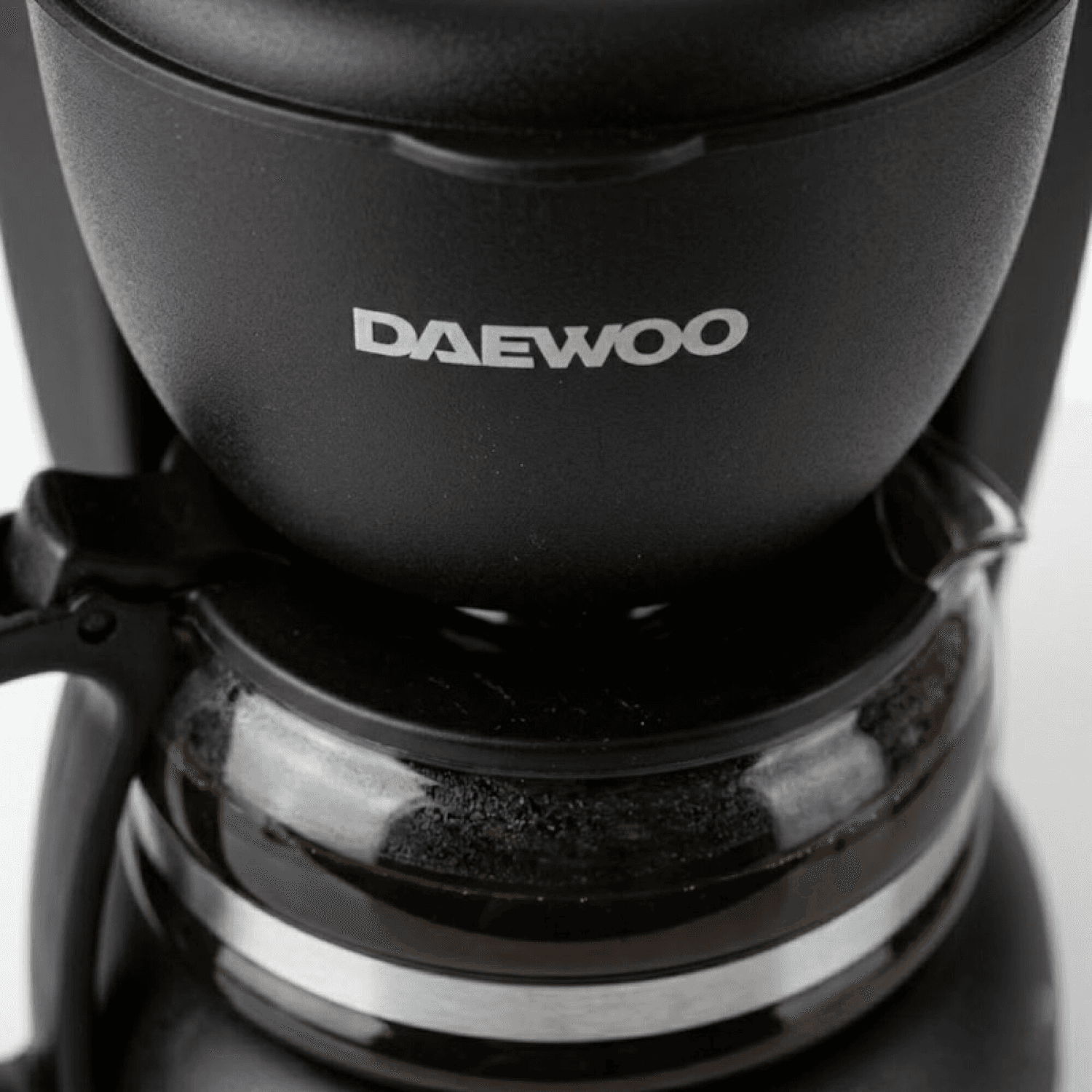 Detalle de la cafetera de filtro Daewoo CM6316B y su logo