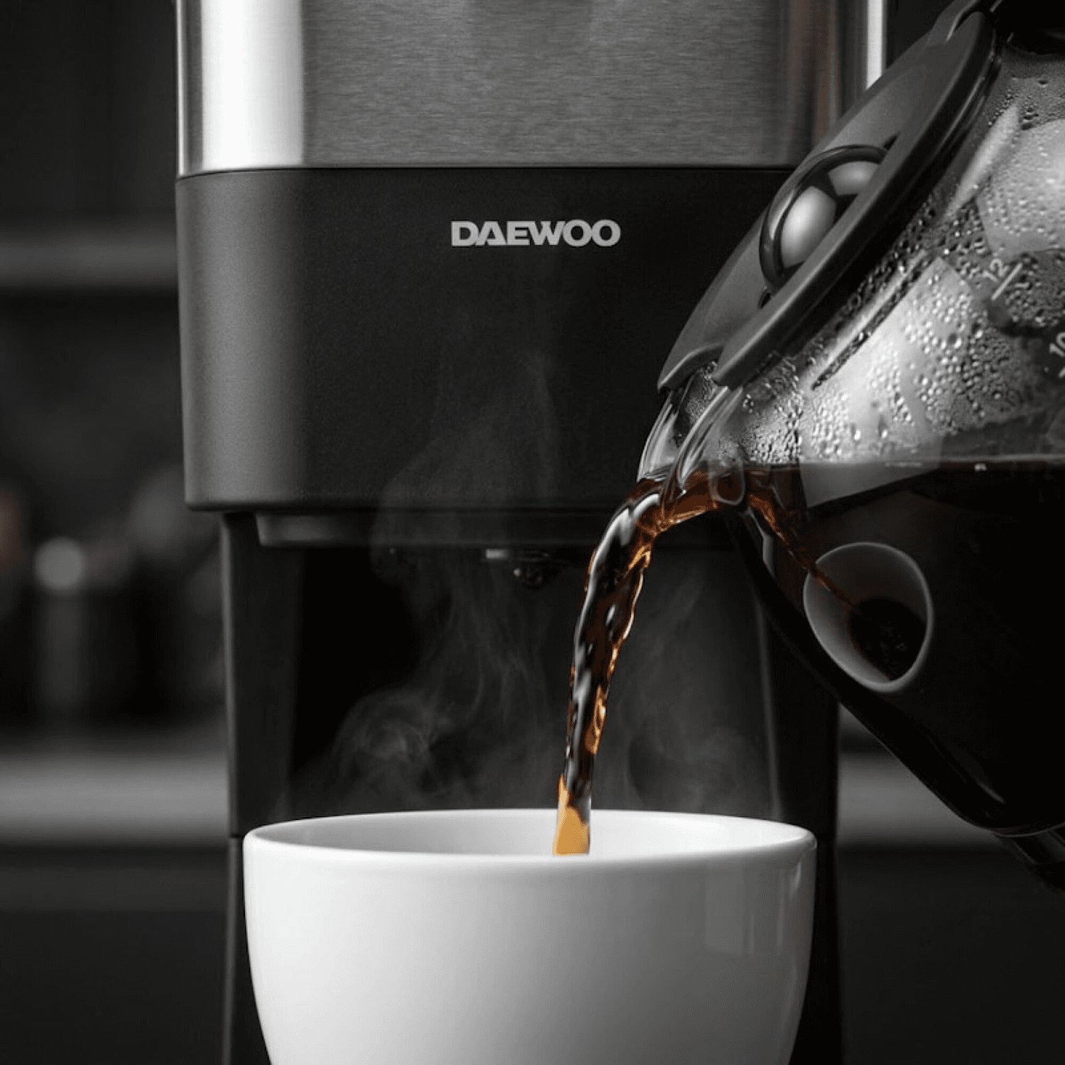 Café servido desde la jarra de la cafetera Daewoo CM6516B