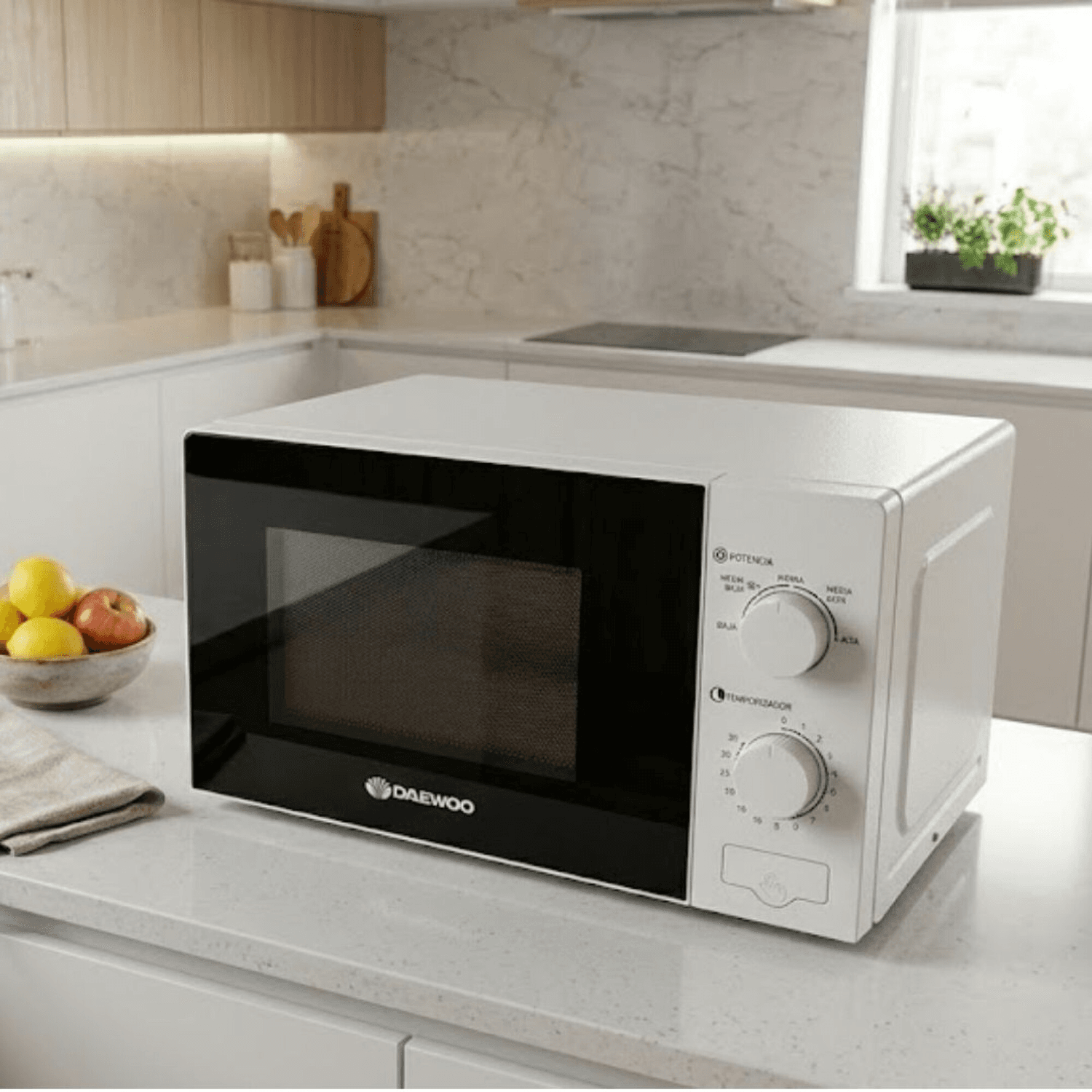 Microondas Daewoo DAMWO20MW de 20 L en una cocina