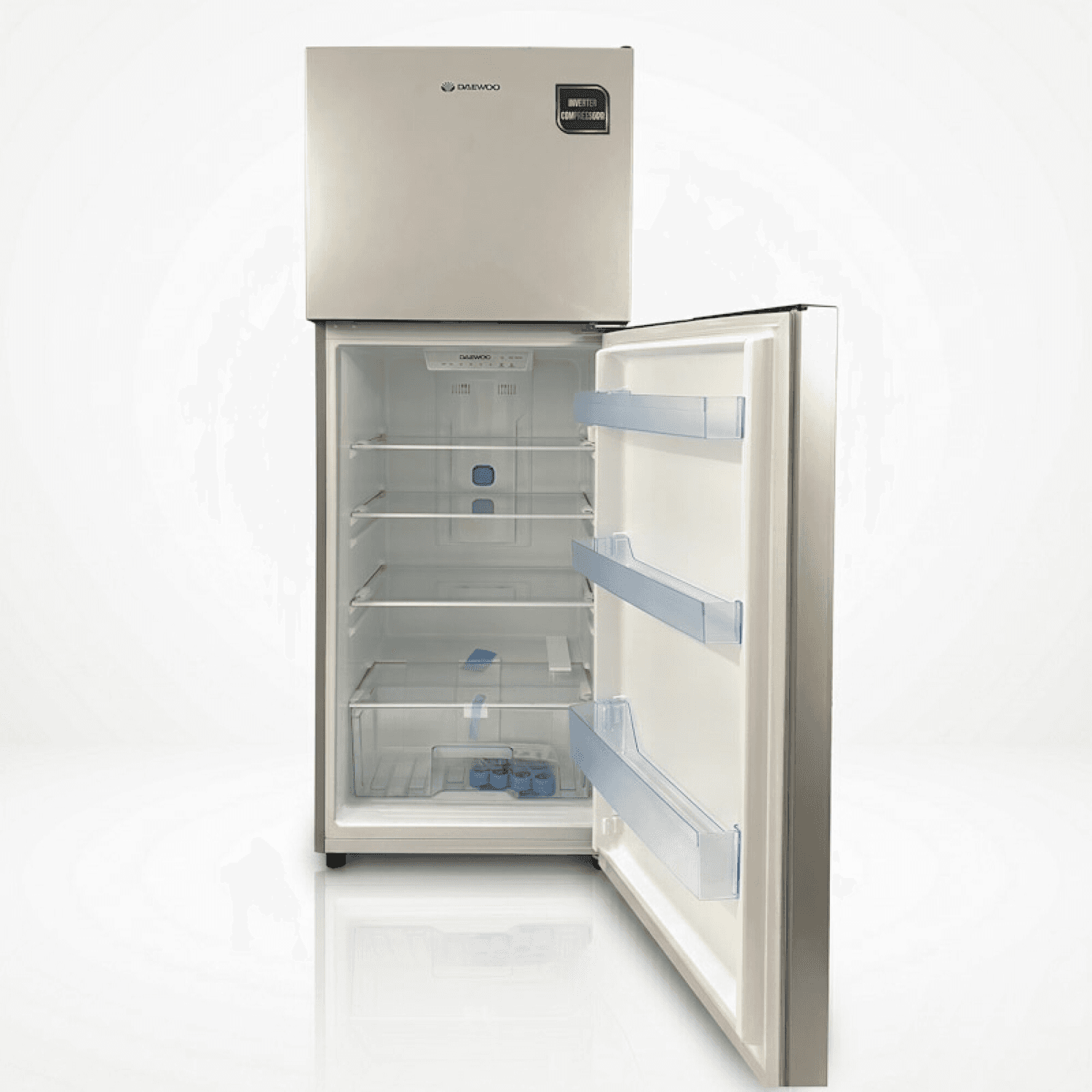 Refrigerador de la heladera Daewoo DART270NS abierto con estantes y puerta