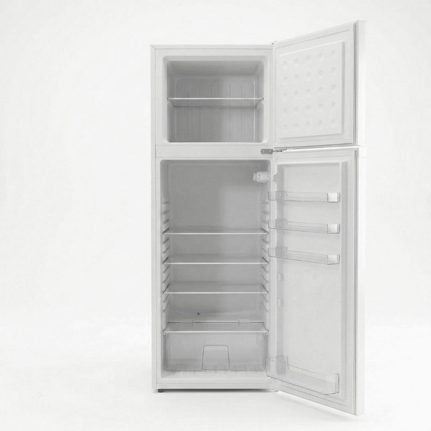 Heladera Daewoo DART275DW con la puerta del freezer abierta y estantes interiores
