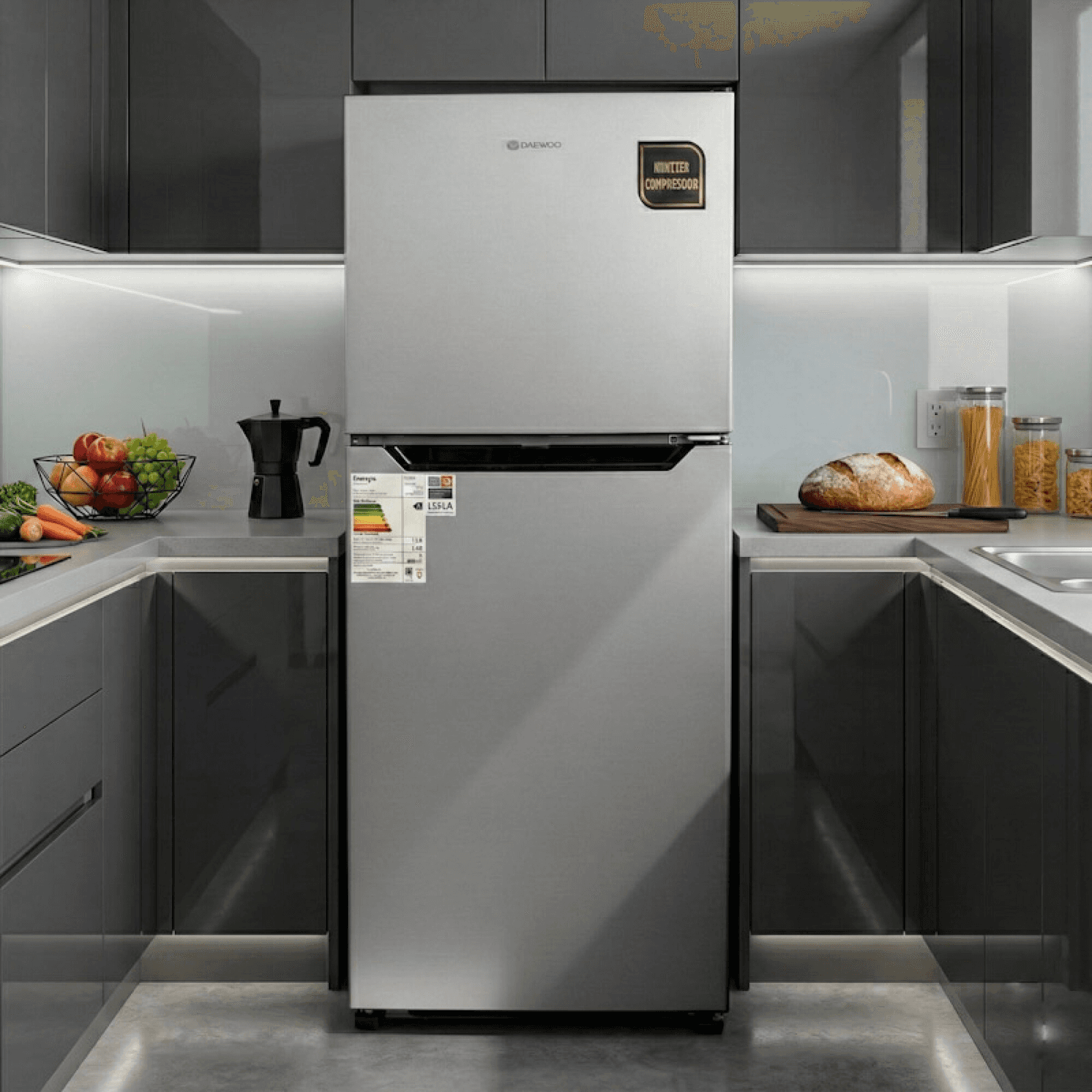 Heladera Daewoo DART338NS silver en una cocina
