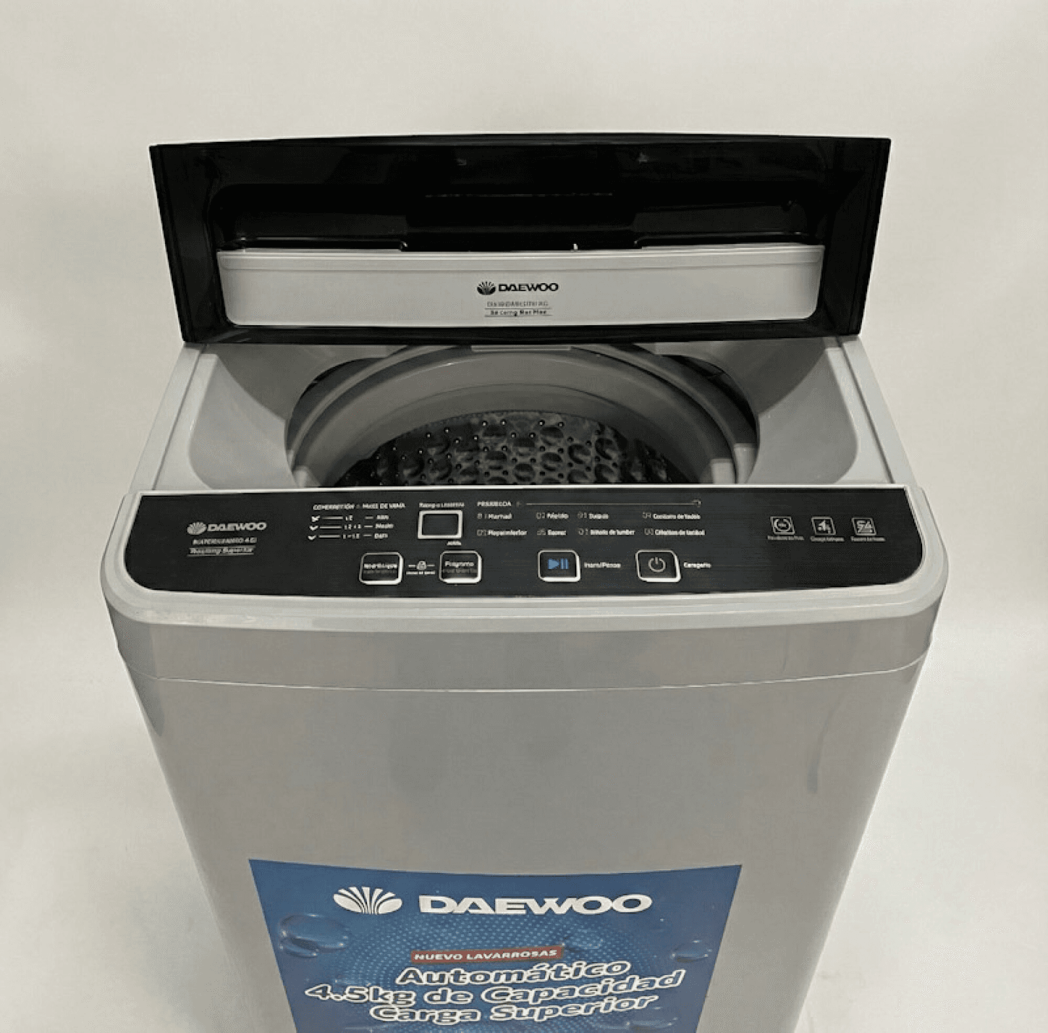 Panel de comandos y tapa abierta del lavarropas Daewoo DAWM455HW-AC