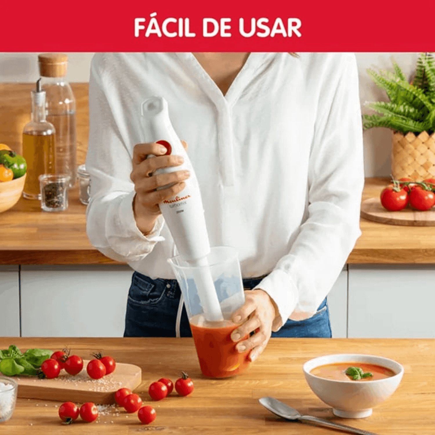 Mixer Moulinex DD12A110 usado para licuar tomates en un vaso
