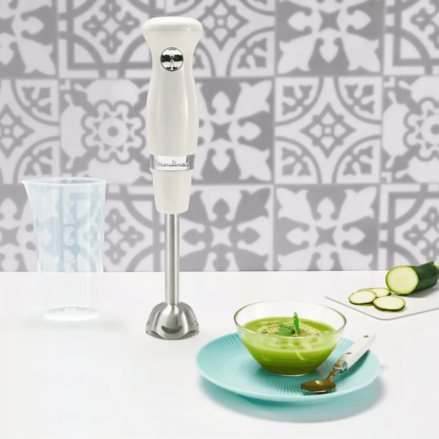 Mixer Moulinex DD471A10 junto a una crema de verduras y un vaso