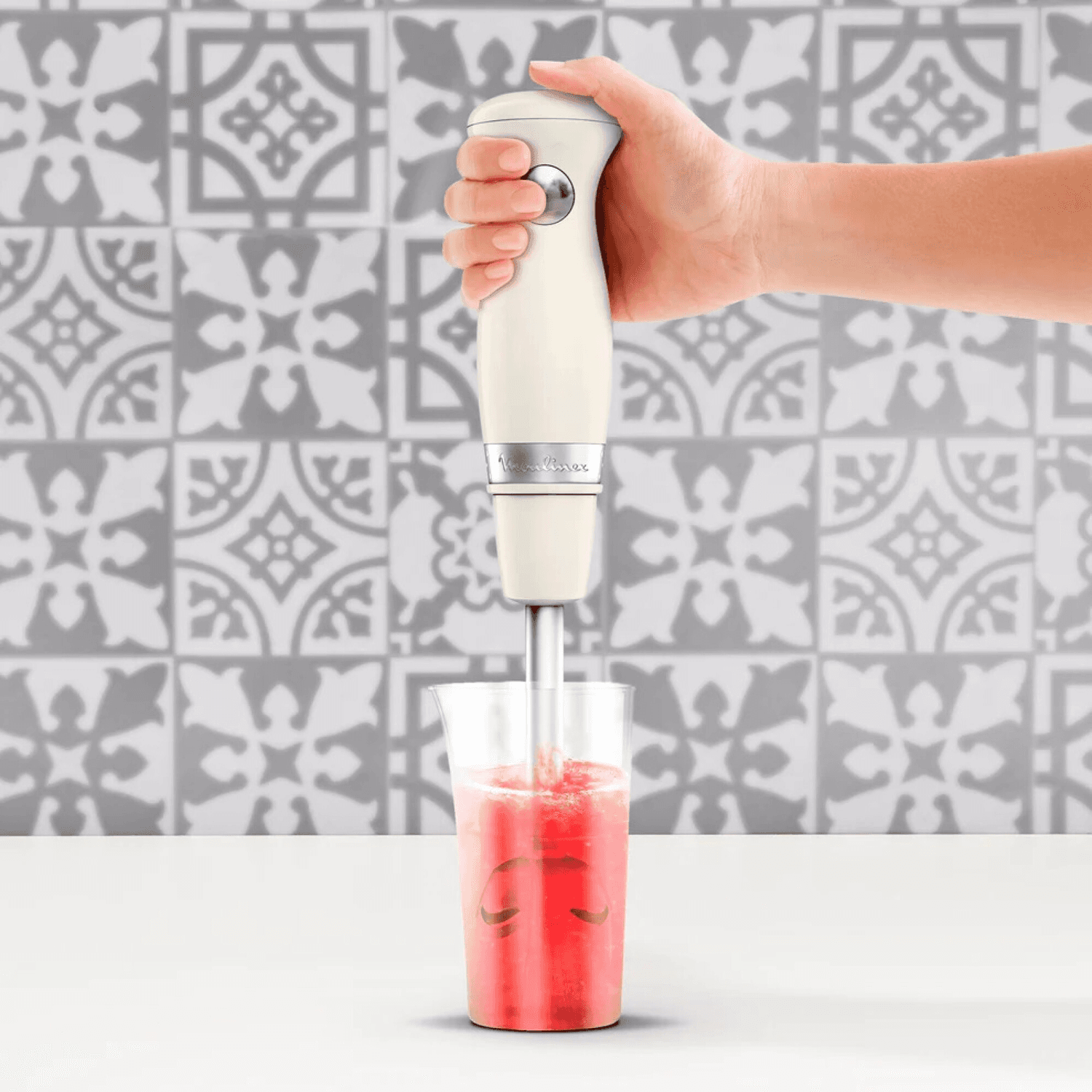 Mixer Moulinex DD471A10 licuando en un vaso