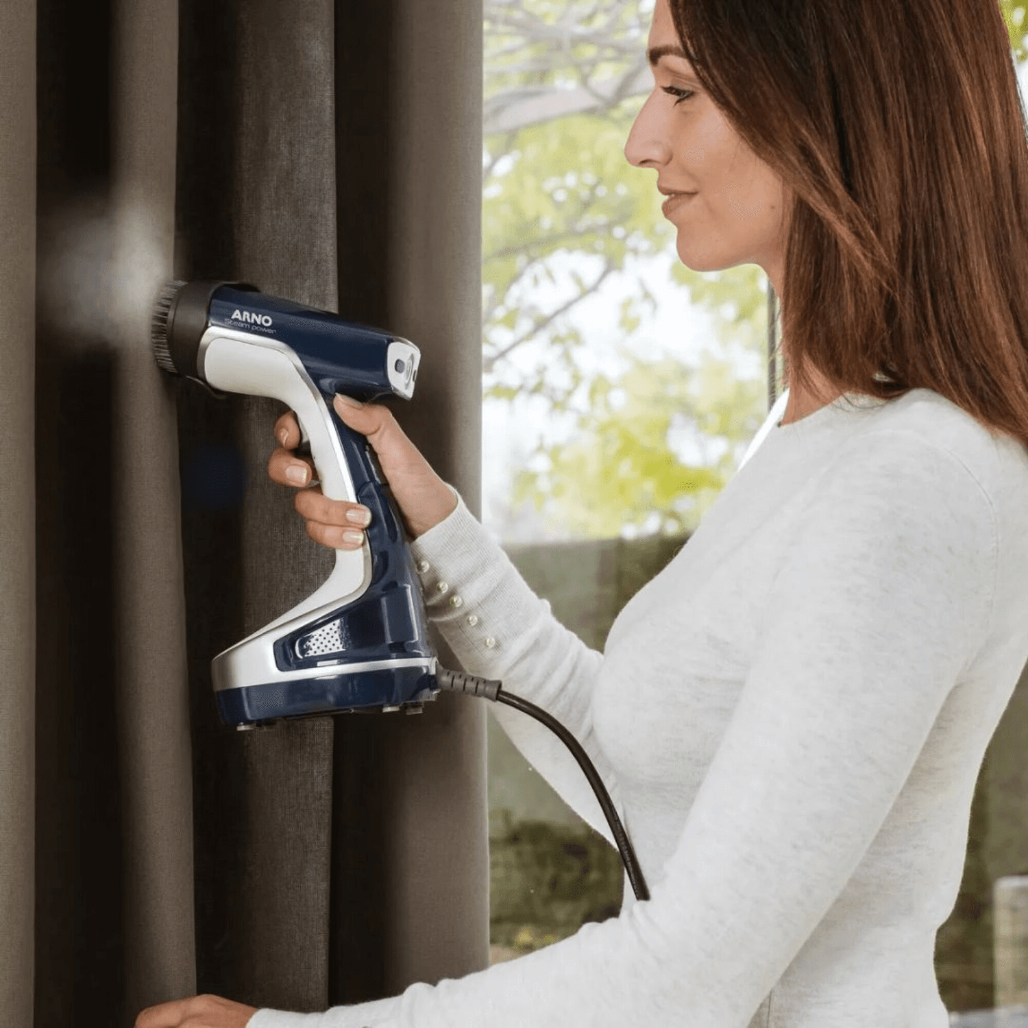 Vaporizador Arno DT8140B2 usado en una cortina