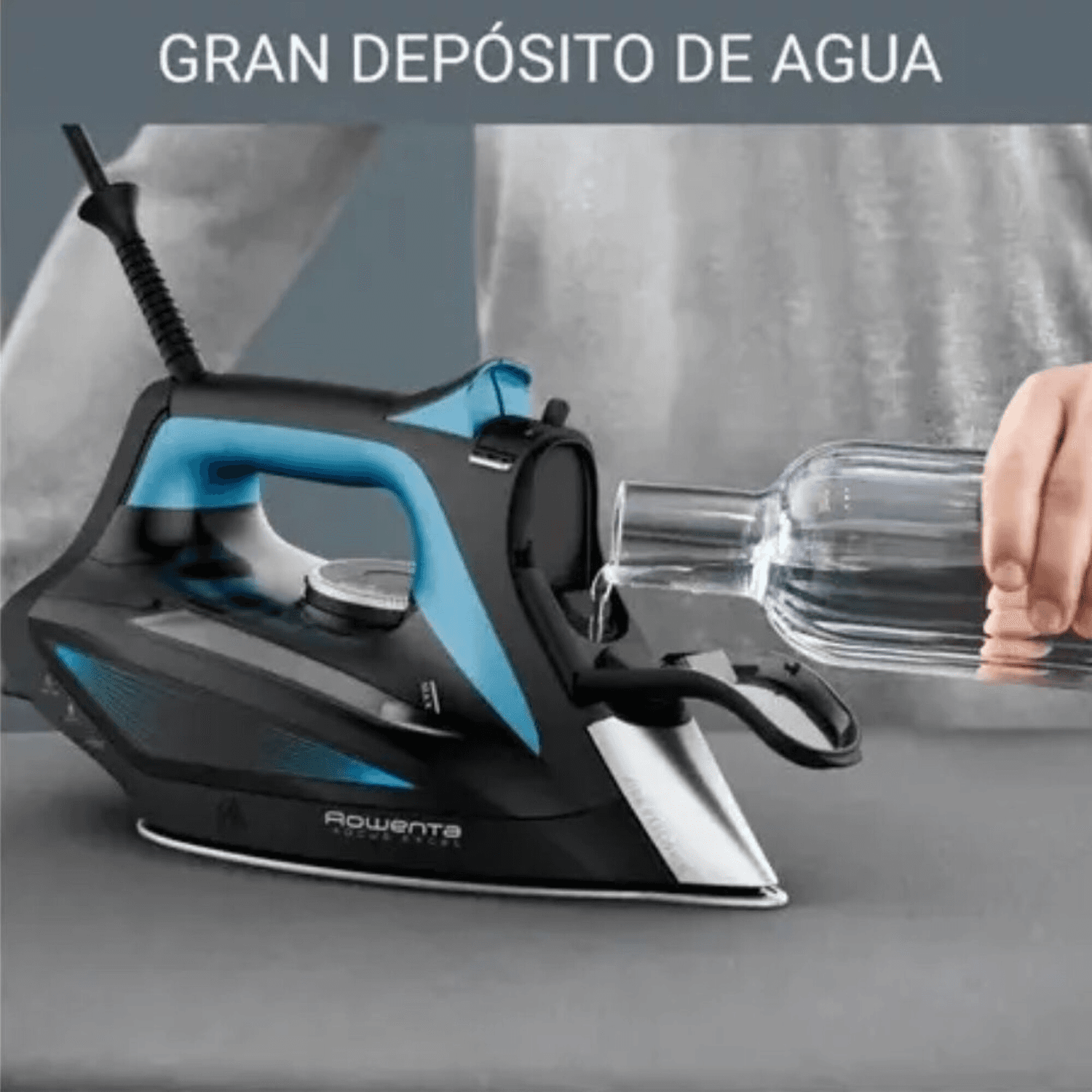 Tanque de agua de la plancha Rowenta DW5310D1 siendo llenado