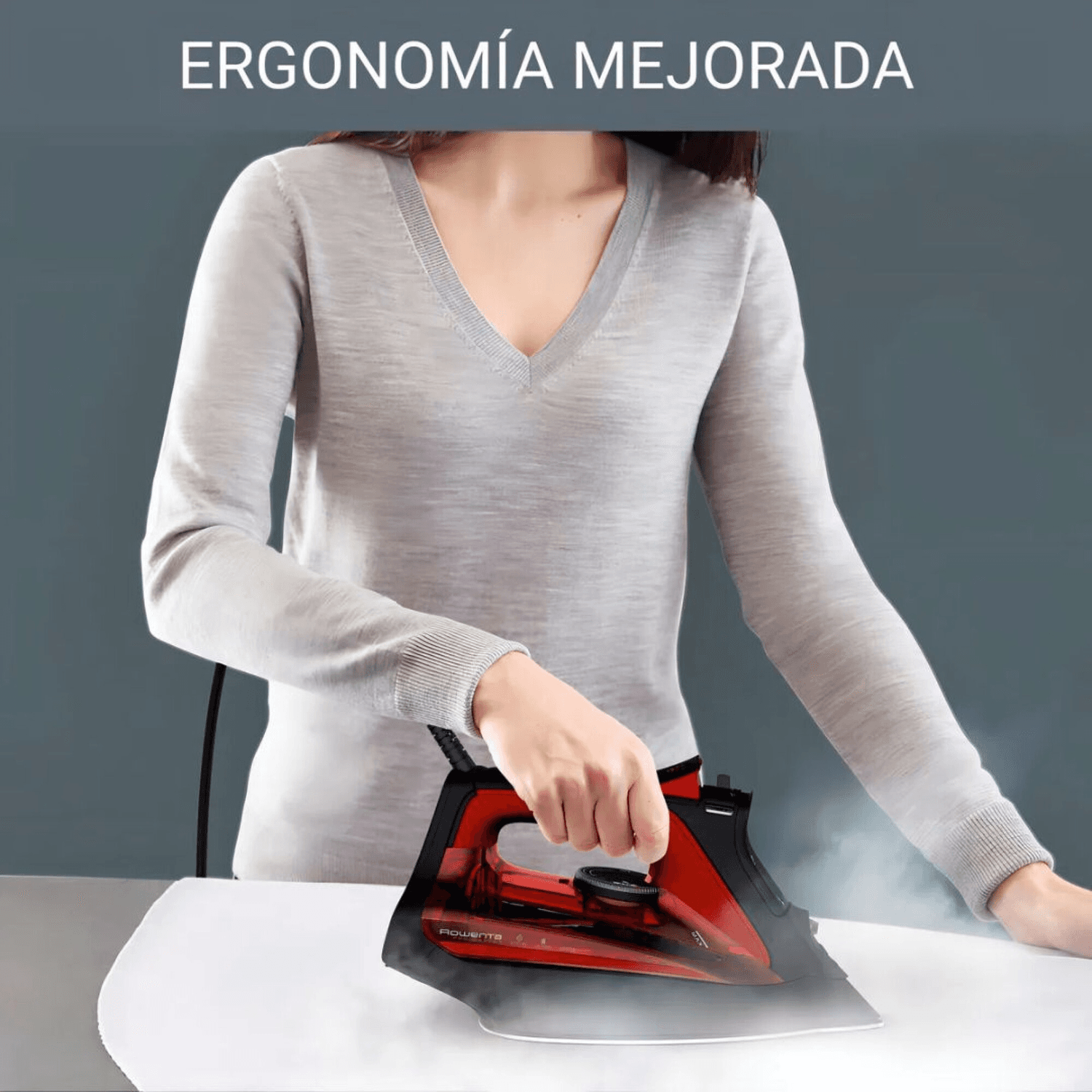 Persona planchando con la Rowenta DW8205D1