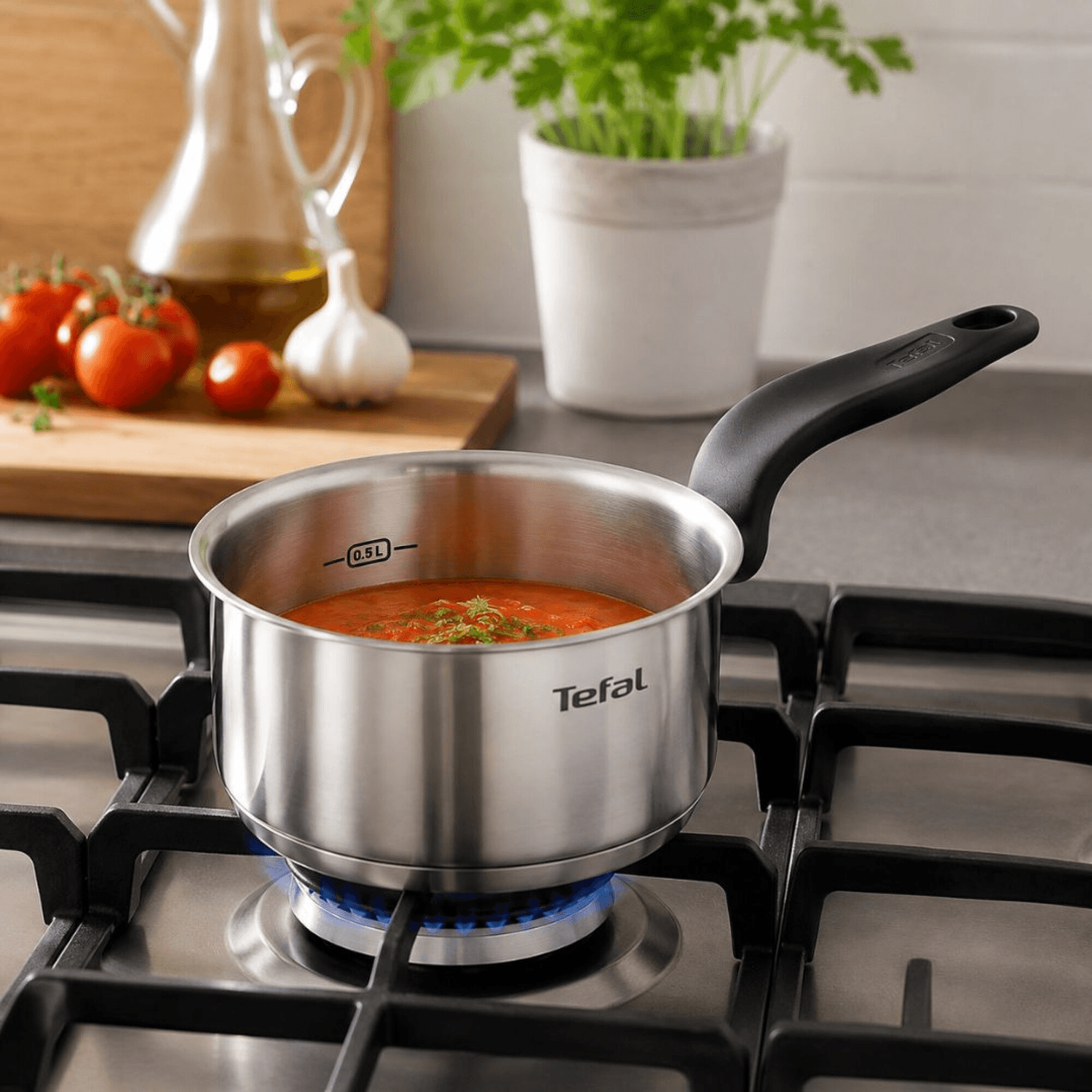 Cacerola Tefal Primary con salsa de tomate sobre hornalla de gas