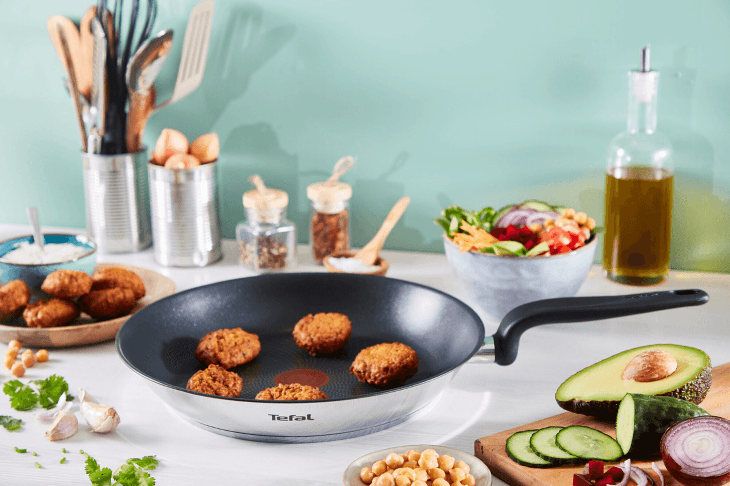 Sartén Tefal Primary cocinando croquetas en una mesada