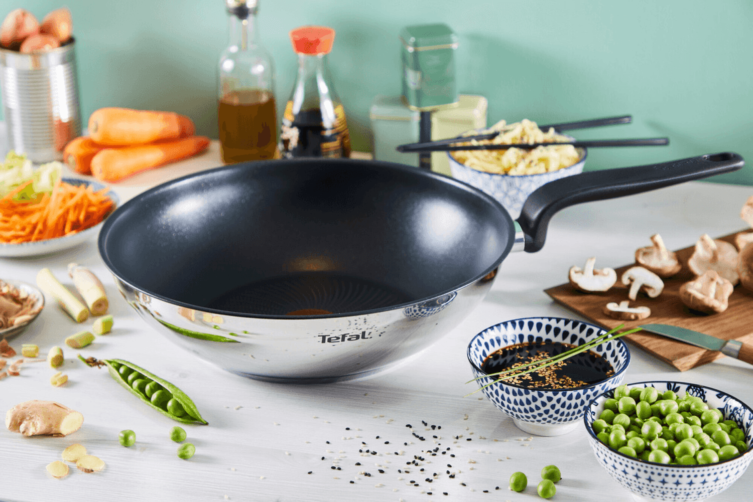 Wok Tefal Primary con verduras y hongos en una mesada