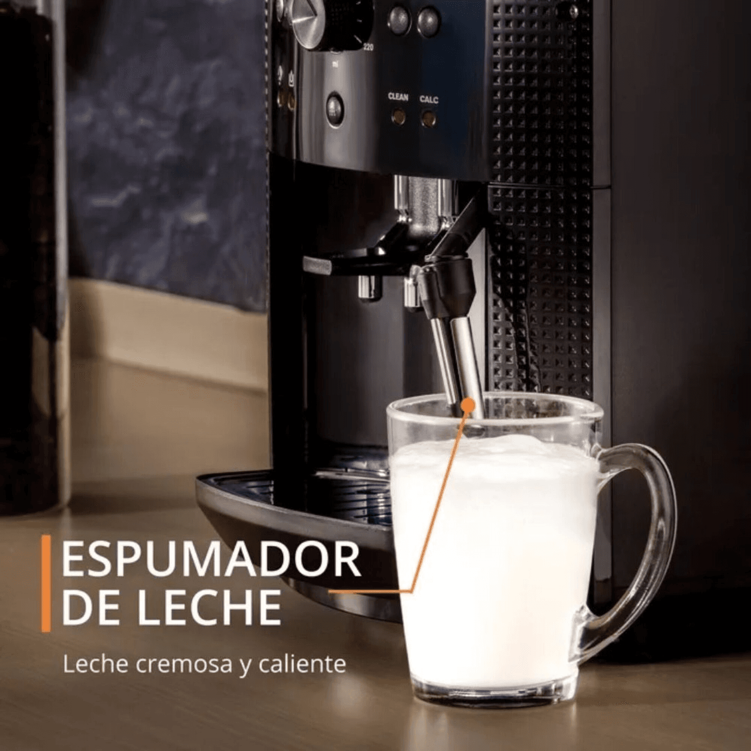 Boquilla de vapor de la cafetera Krups EA810870 espumando leche