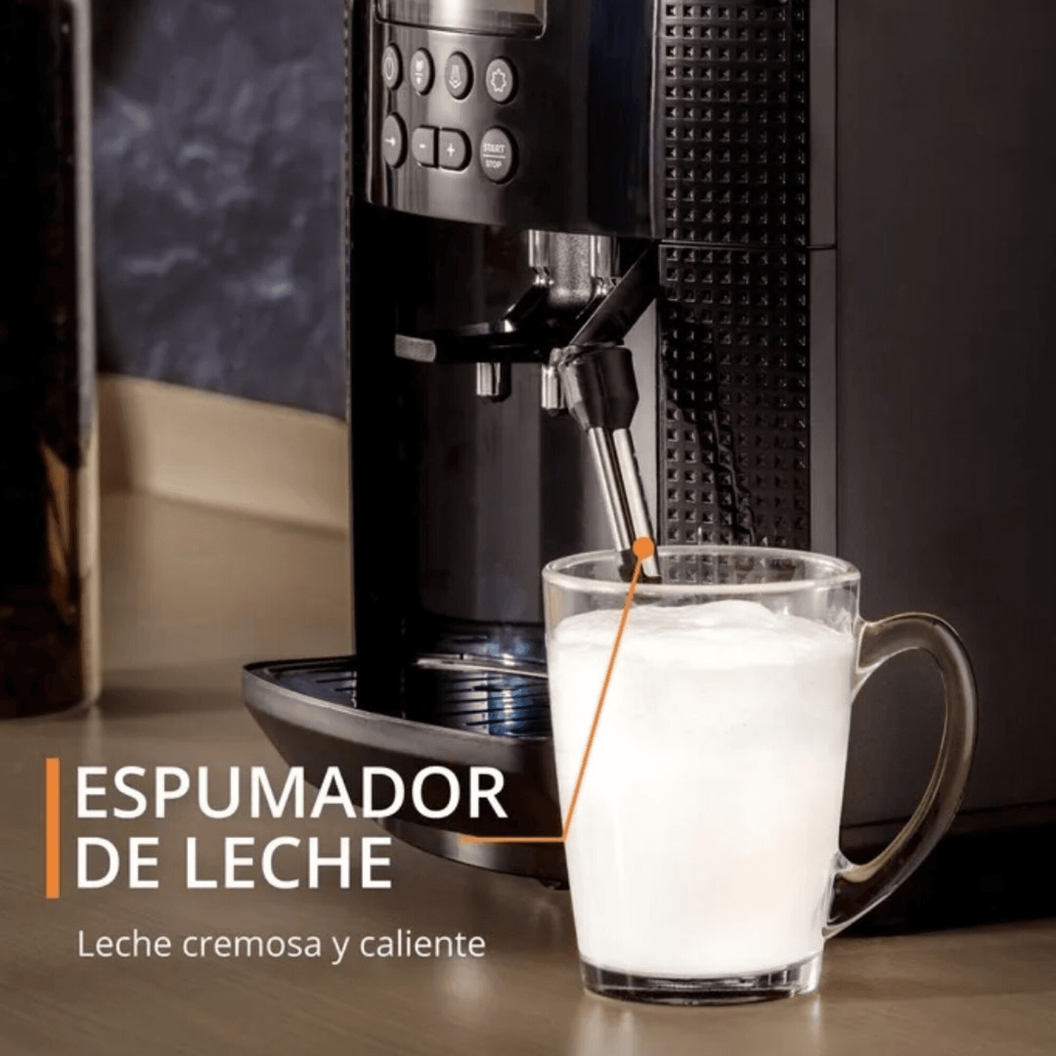 Boquilla de vapor de la cafetera Krups EA815070 espumando leche