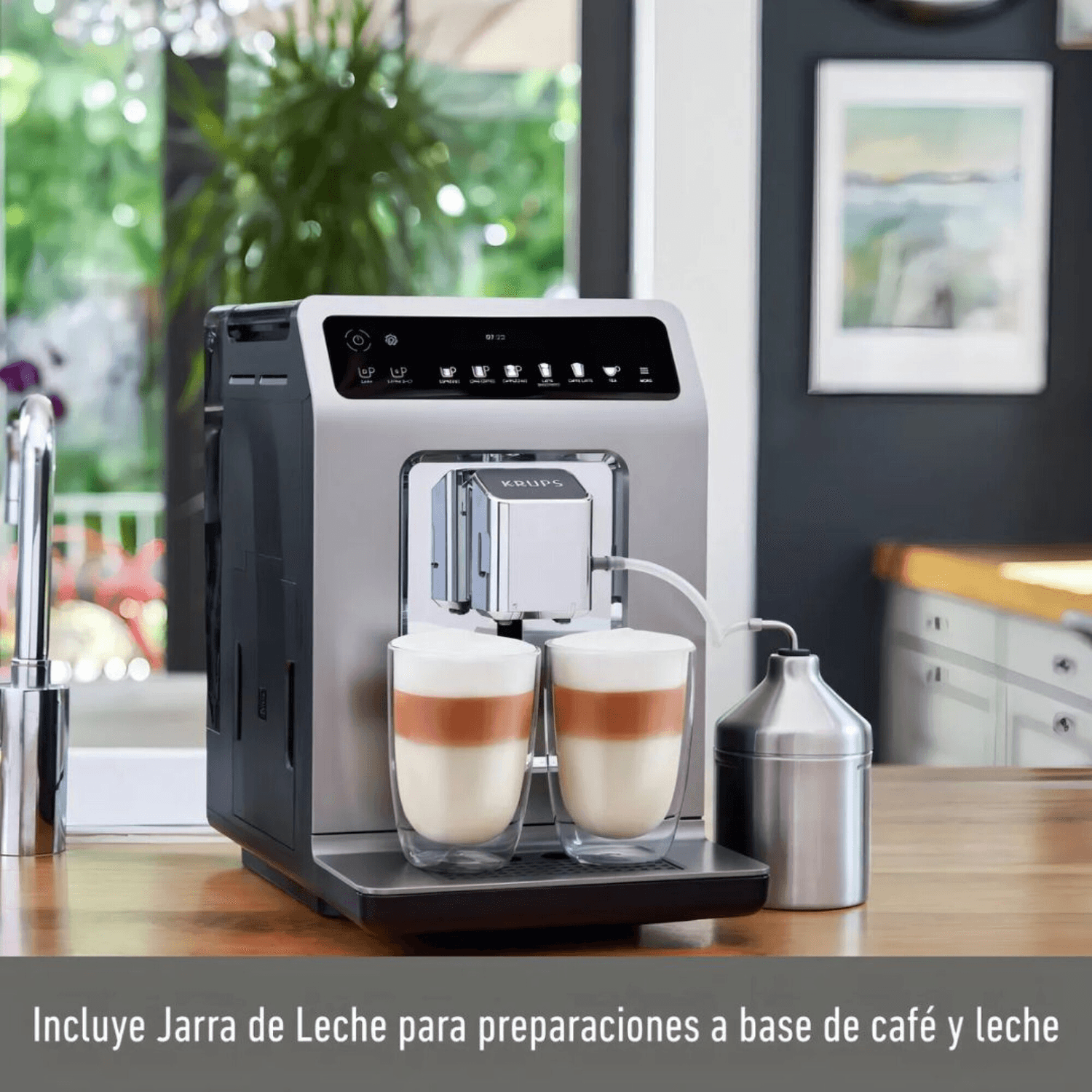 Cafetera Krups EA894T10 con jarra de leche en una cocina