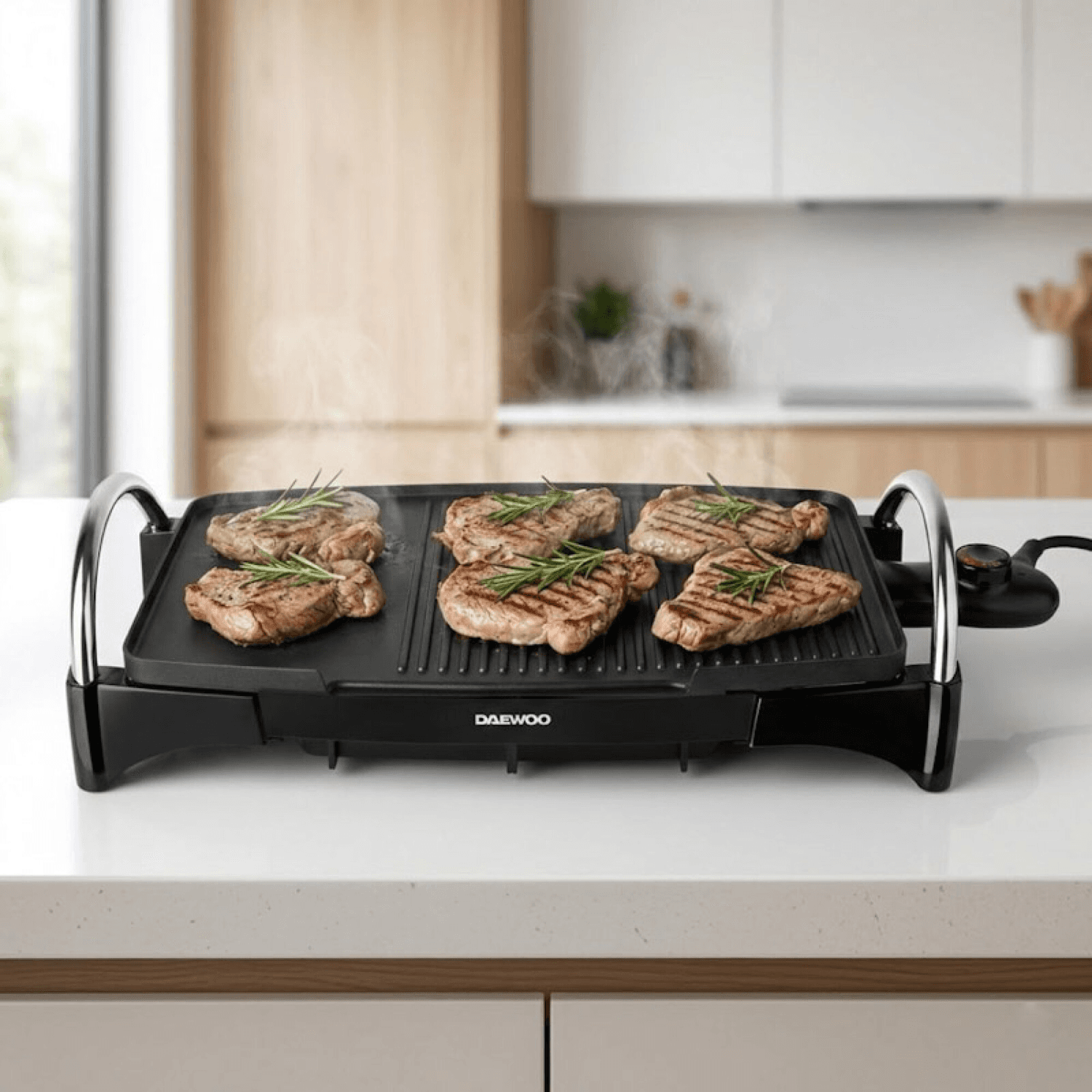 Parrilla eléctrica Daewoo EG8722 cocinando cuatro bifes