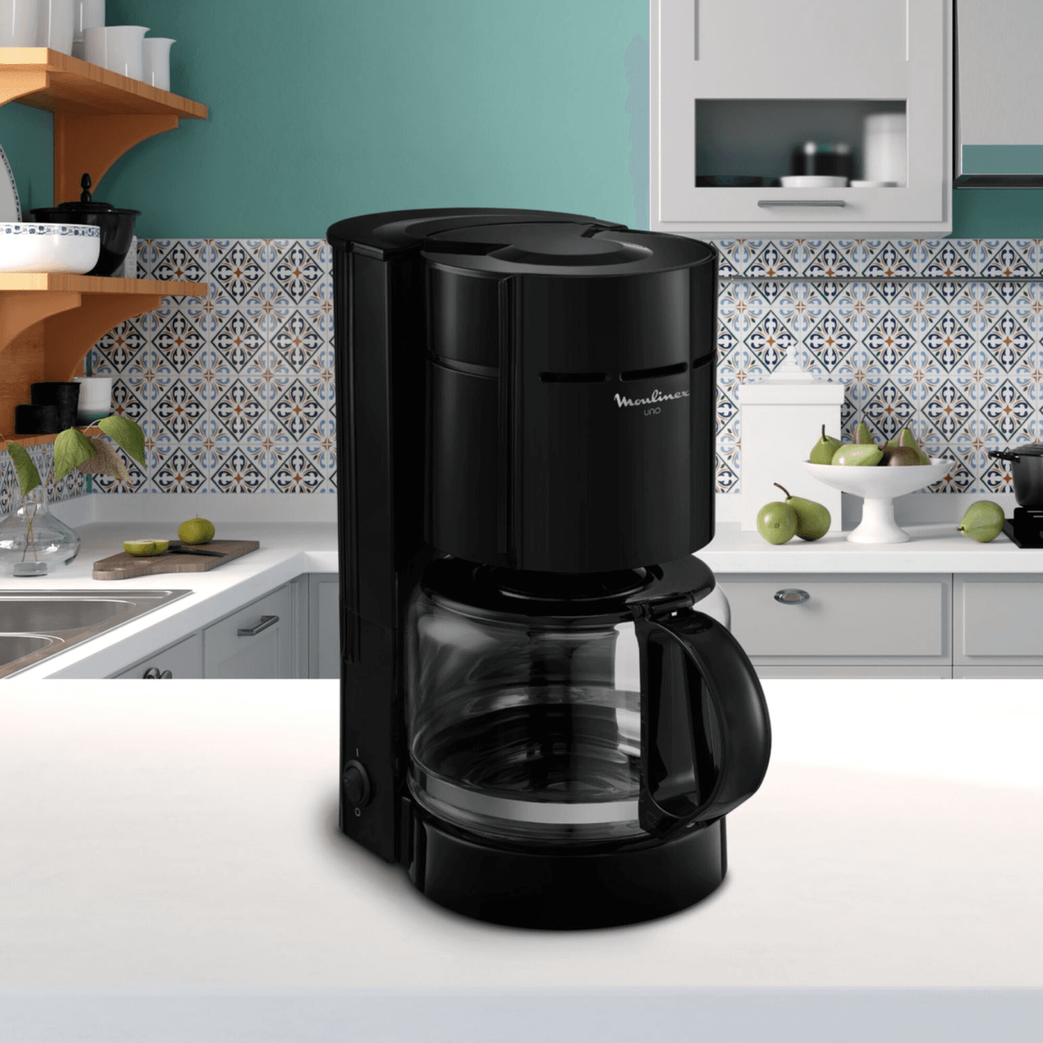 Cafetera Moulinex Uno FG121811 sobre una mesada de cocina