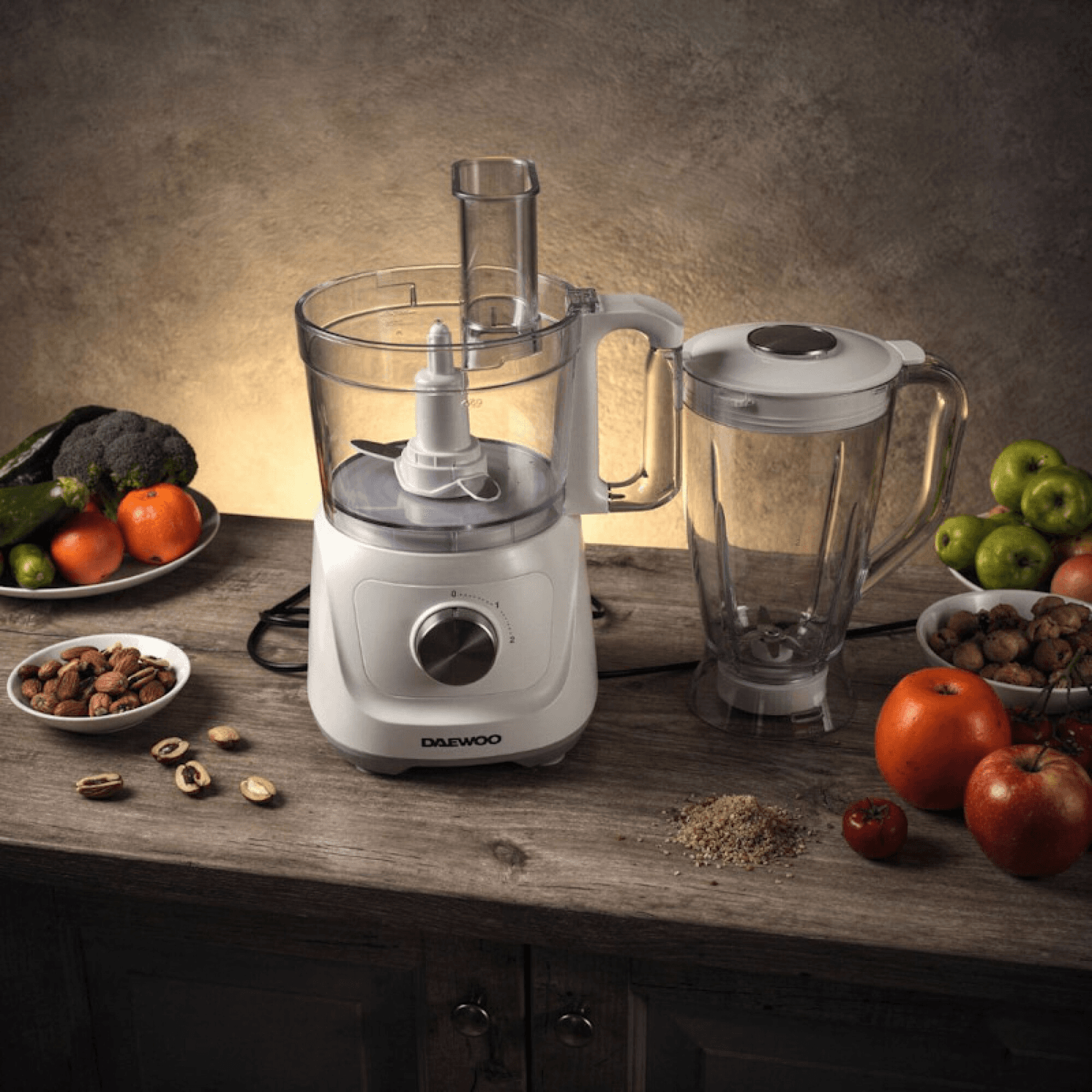 Multiprocesadora Daewoo FP7522 sobre una mesa con frutas y frutos secos