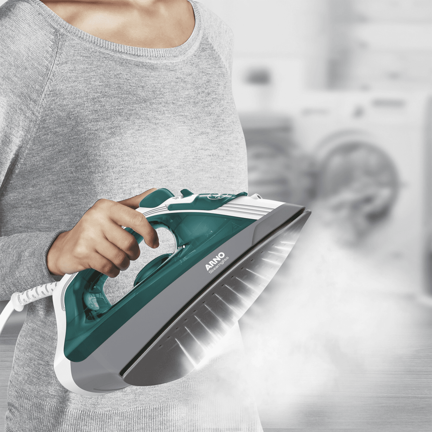Plancha Arno Steamgliss FV1920B2 en uso con vapor