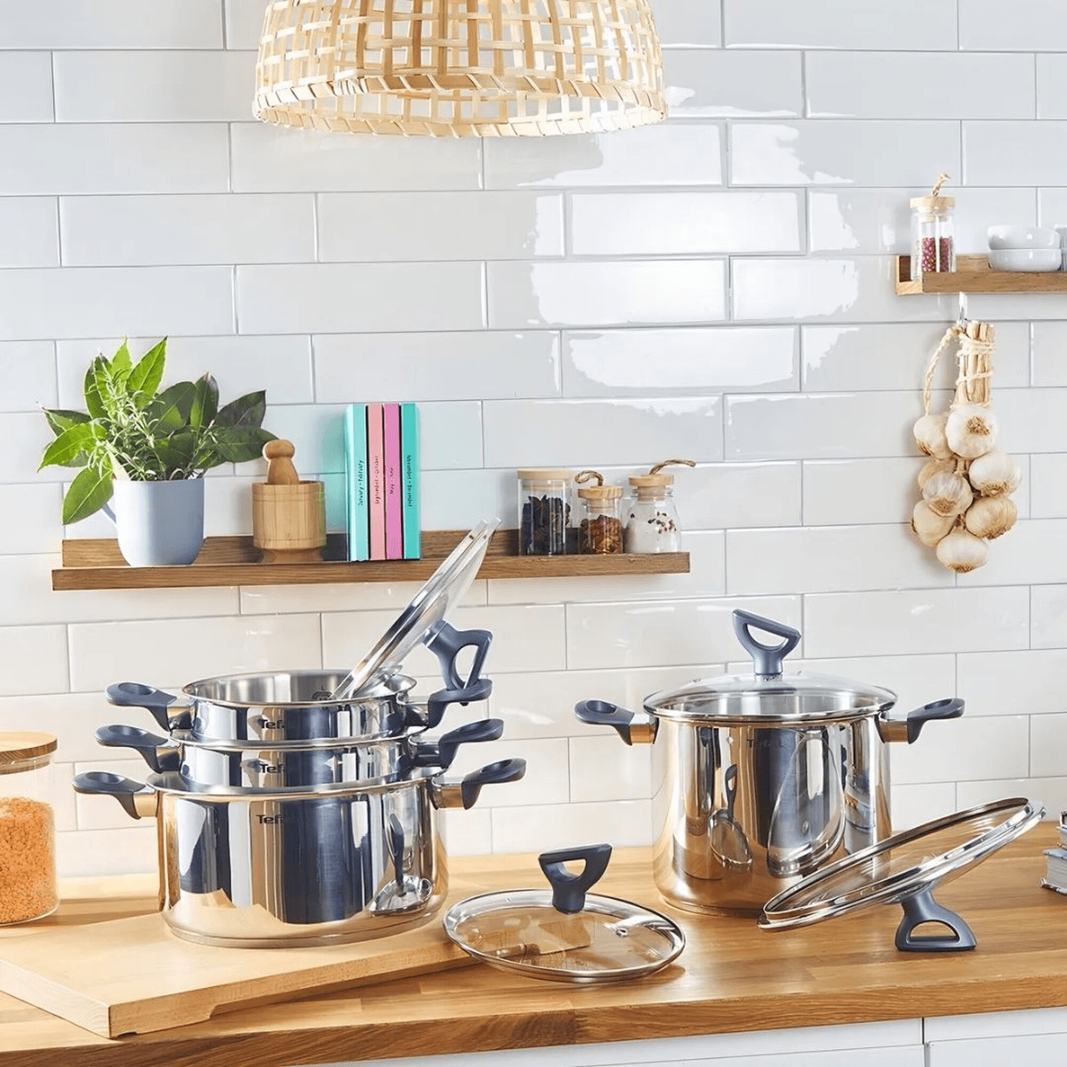 Batería Tefal Daily Cook G712SA55 apilada sobre una mesada