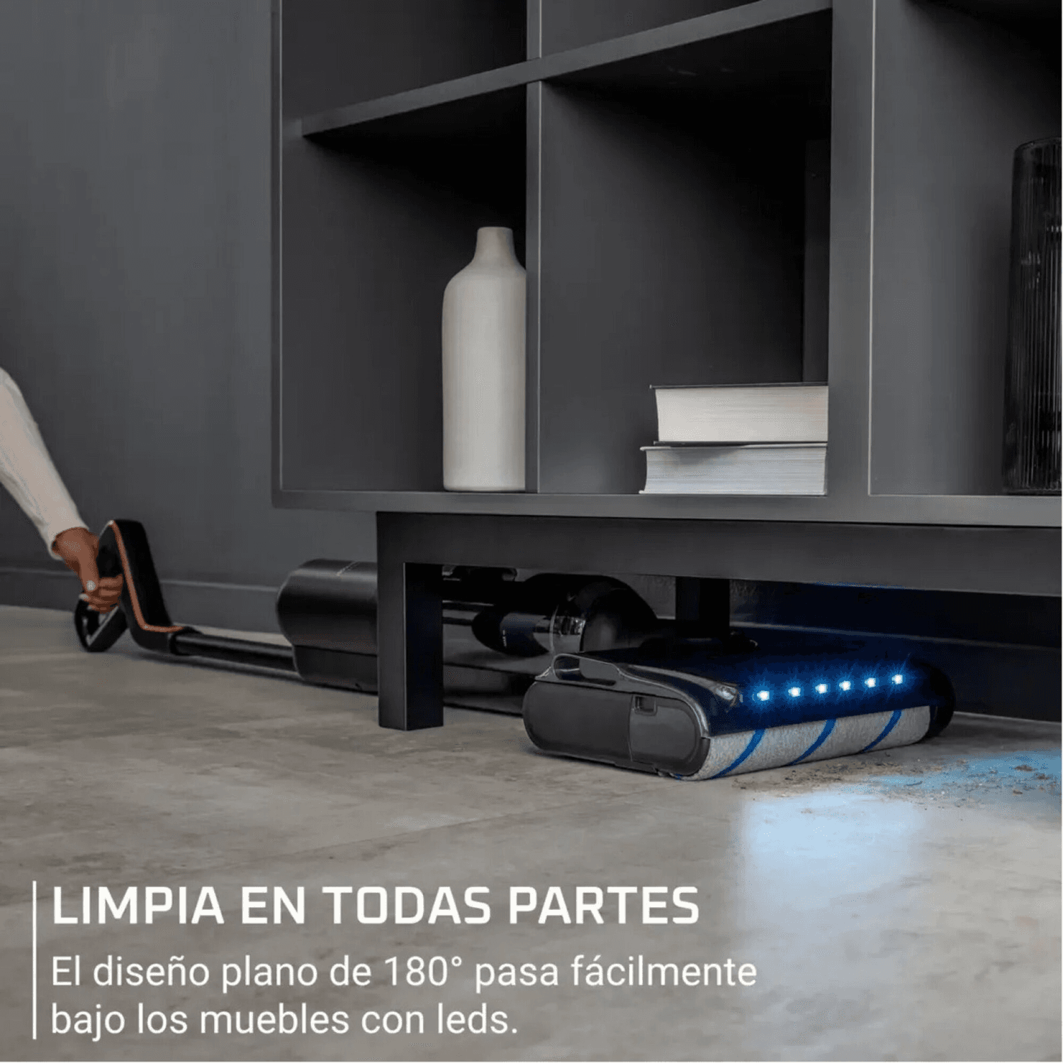Diseño plano de 180° de la Rowenta X-Clean 7 GZ5736E0 bajo un mueble