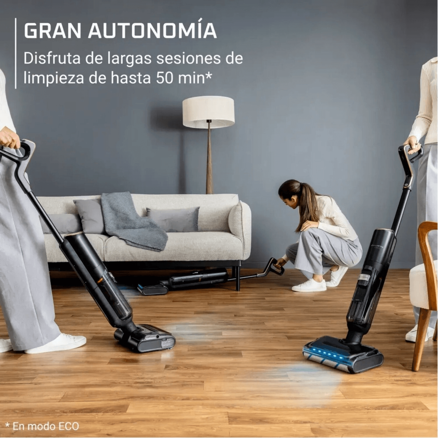 Rowenta X-Clean 7 GZ5736E0 en una sala durante la limpieza