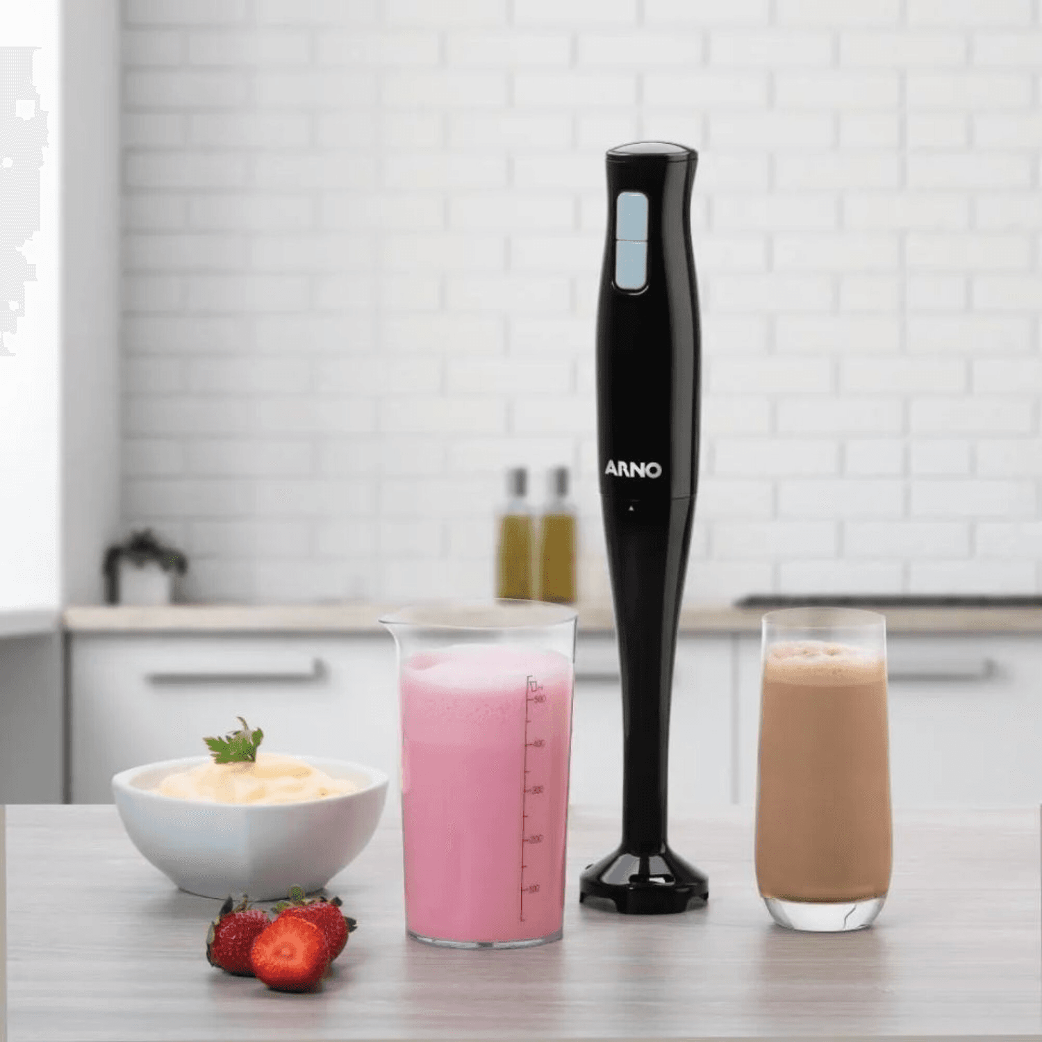 Mixer Arno HB2B18B2 junto a licuados en una cocina