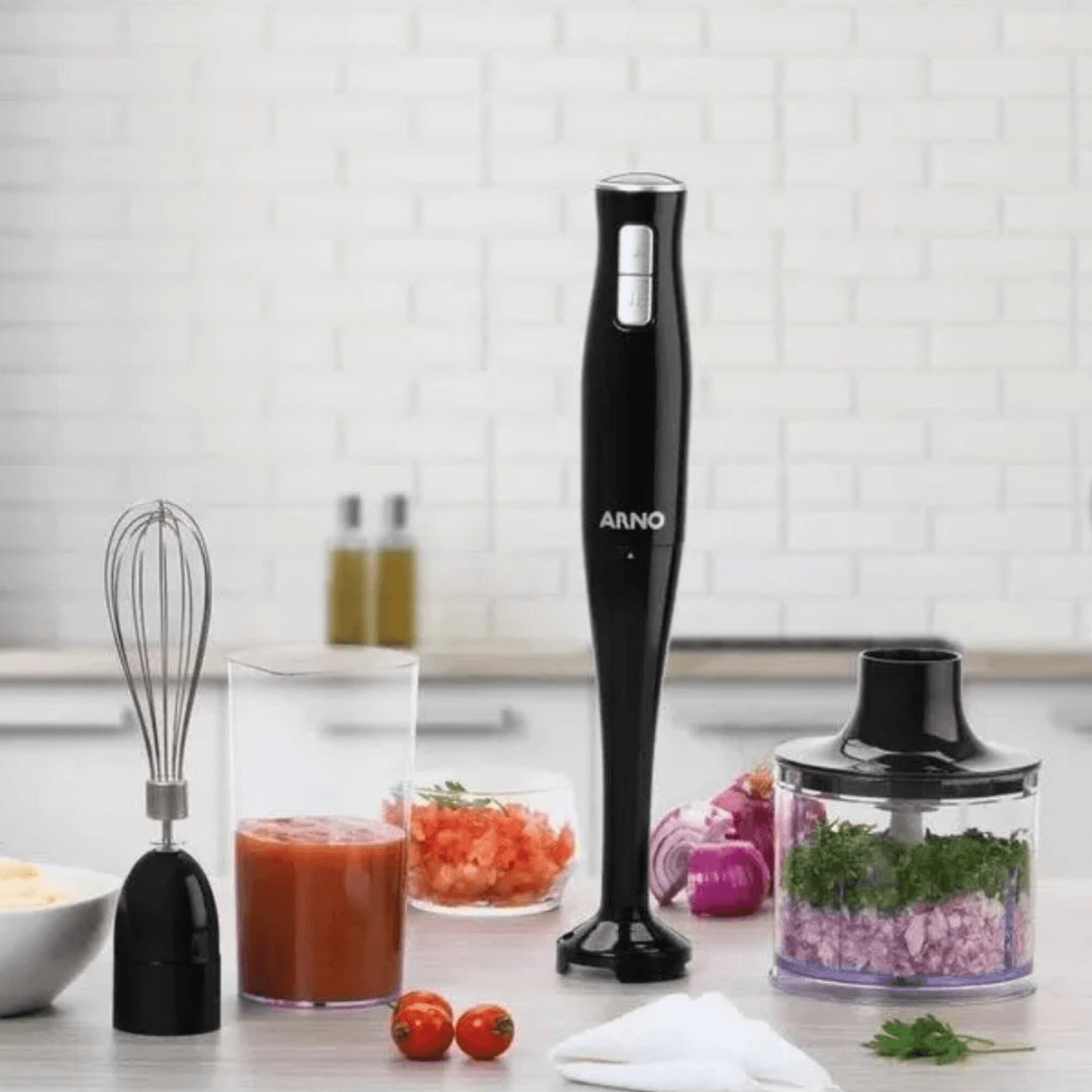 Mixer Arno HB2B38B2 con sus accesorios sobre una mesada