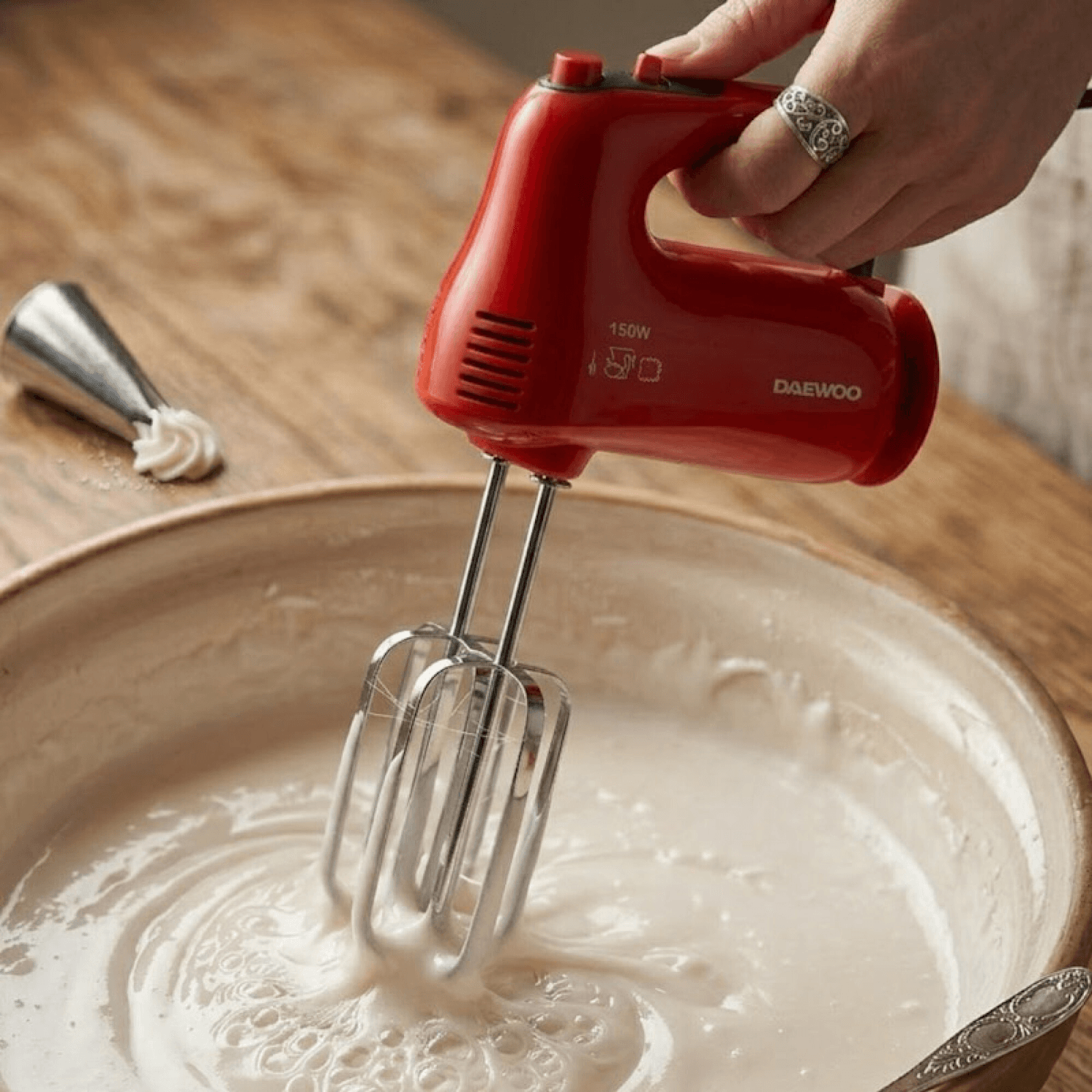 Batidora Daewoo HM505RED batiendo una crema en un bowl
