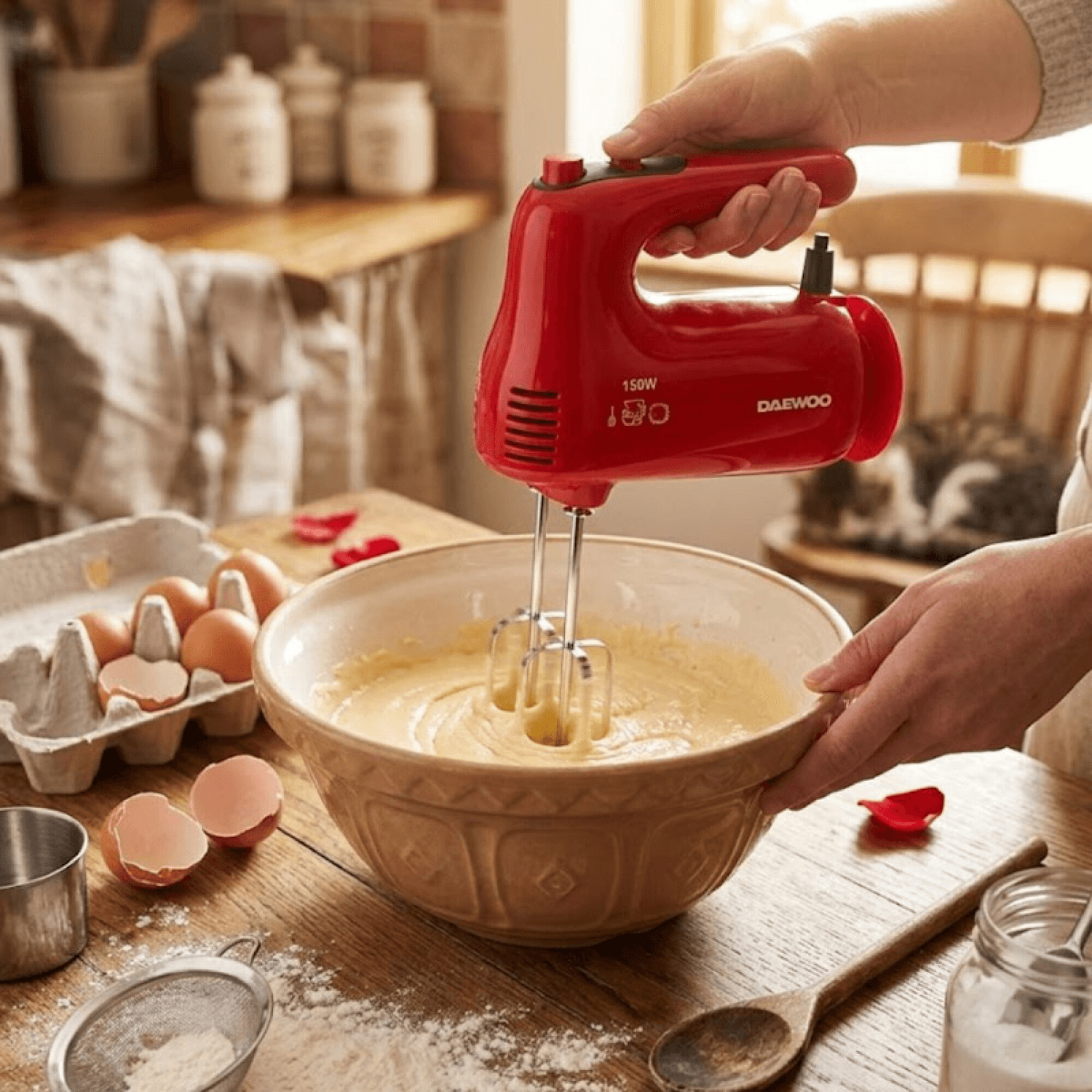 Batidora de mano Daewoo HM505RED preparando una masa en la cocina
